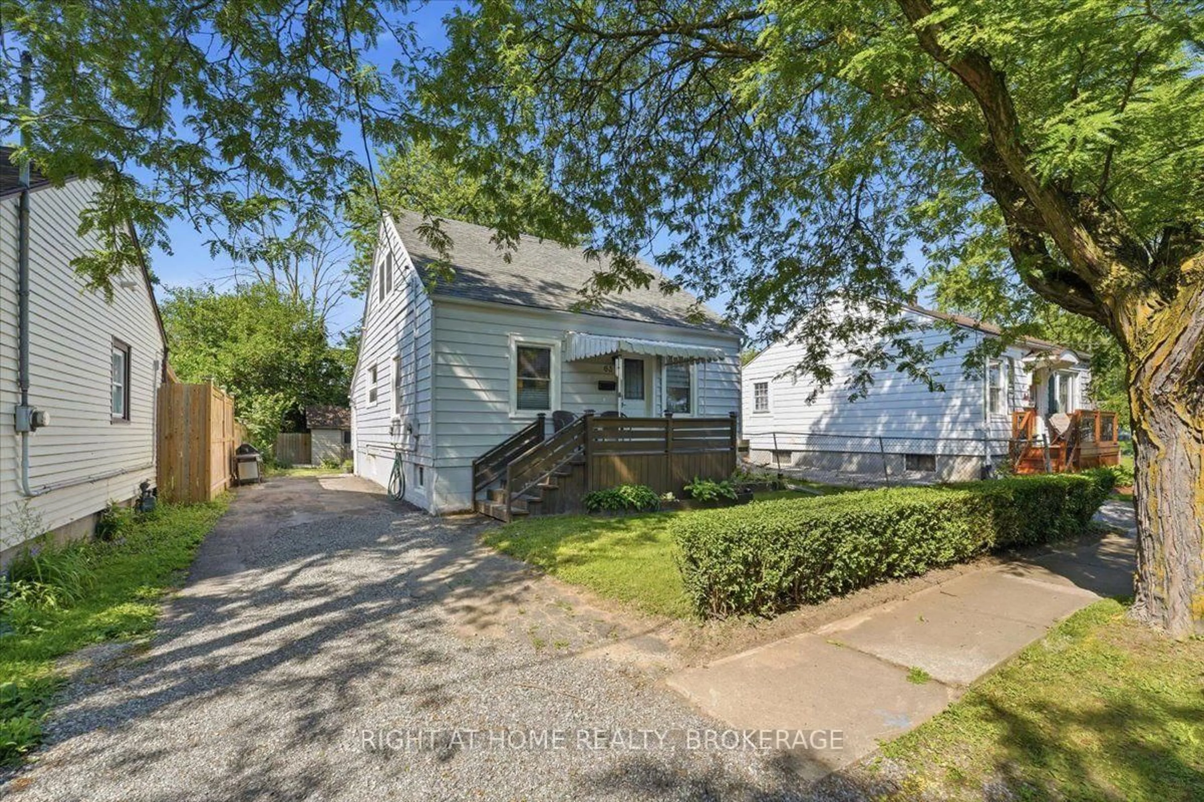 A pic from outside/outdoor area/front of a property/back of a property/a pic from drone, street for 63 Plymouth Ave, St. Catharines Ontario L2R 2Y3