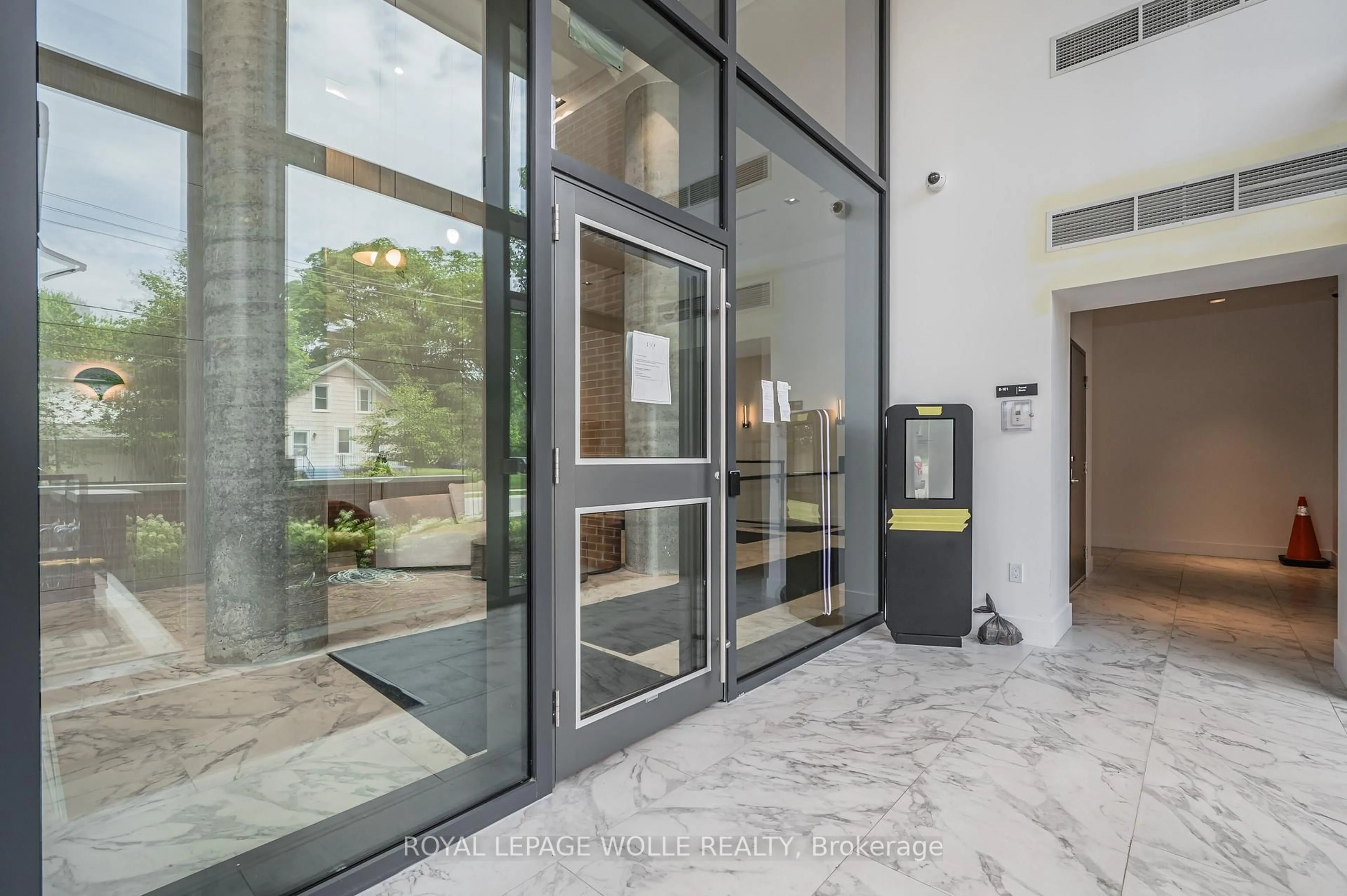 Indoor foyer for 15 Wellington St #903, Kitchener Ontario N2G 0E4