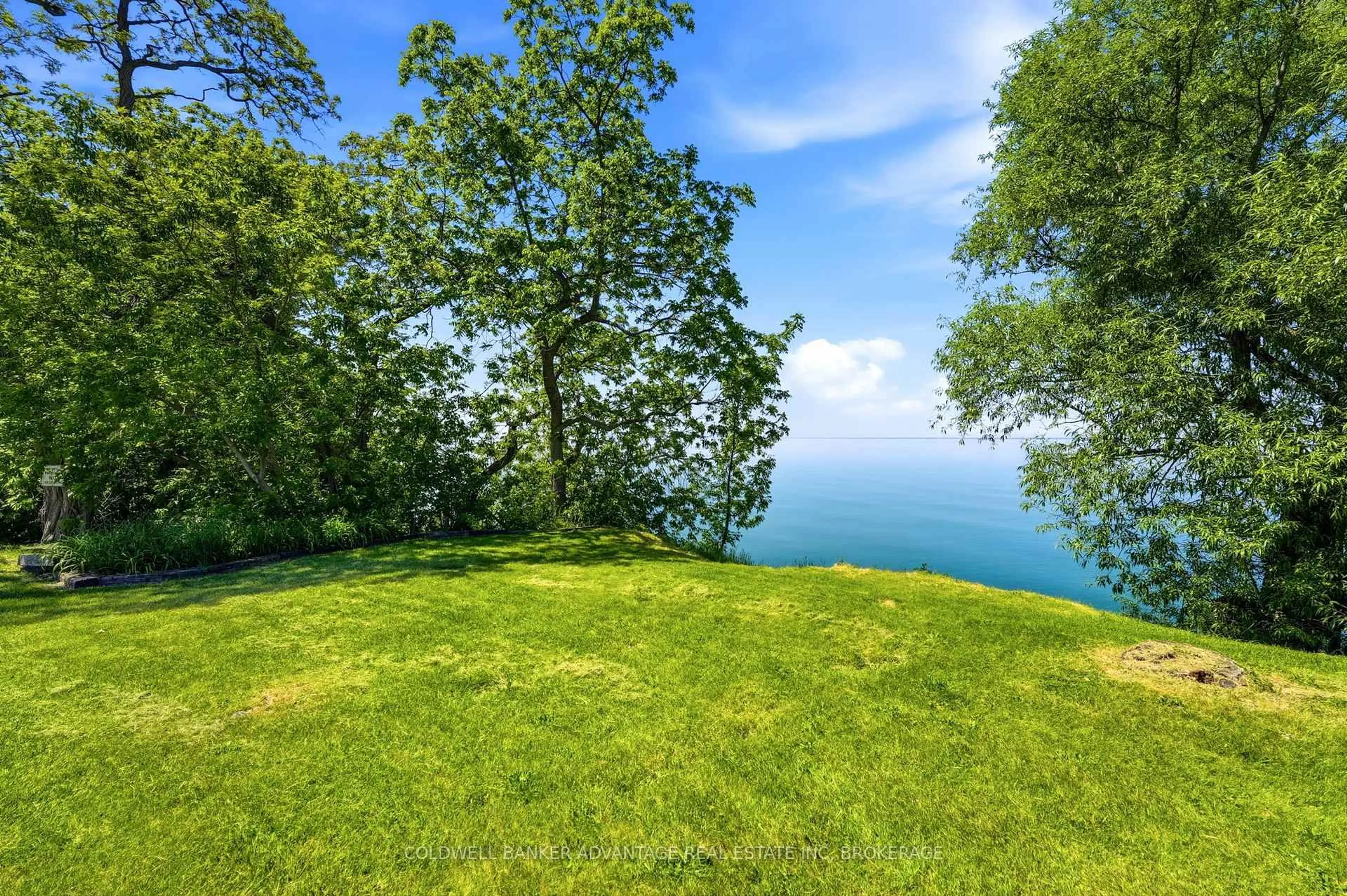 A pic from outside/outdoor area/front of a property/back of a property/a pic from drone, water/lake/river/ocean view for 4698 Sandy Cove Dr, Lincoln Ontario L0R 1B1