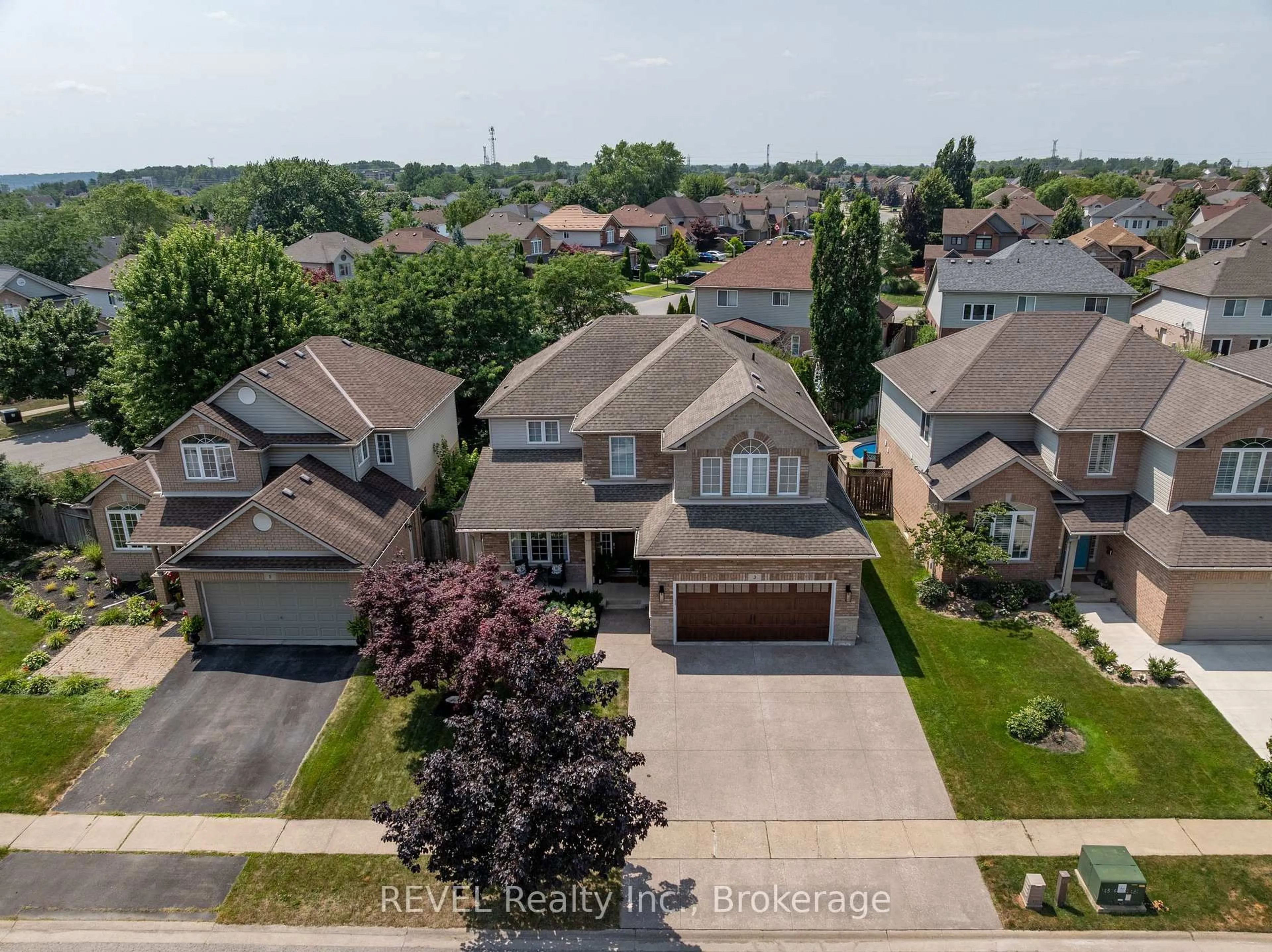 A pic from outside/outdoor area/front of a property/back of a property/a pic from drone, street for 3 Fosh Crt, St. Catharines Ontario L2S 4A9