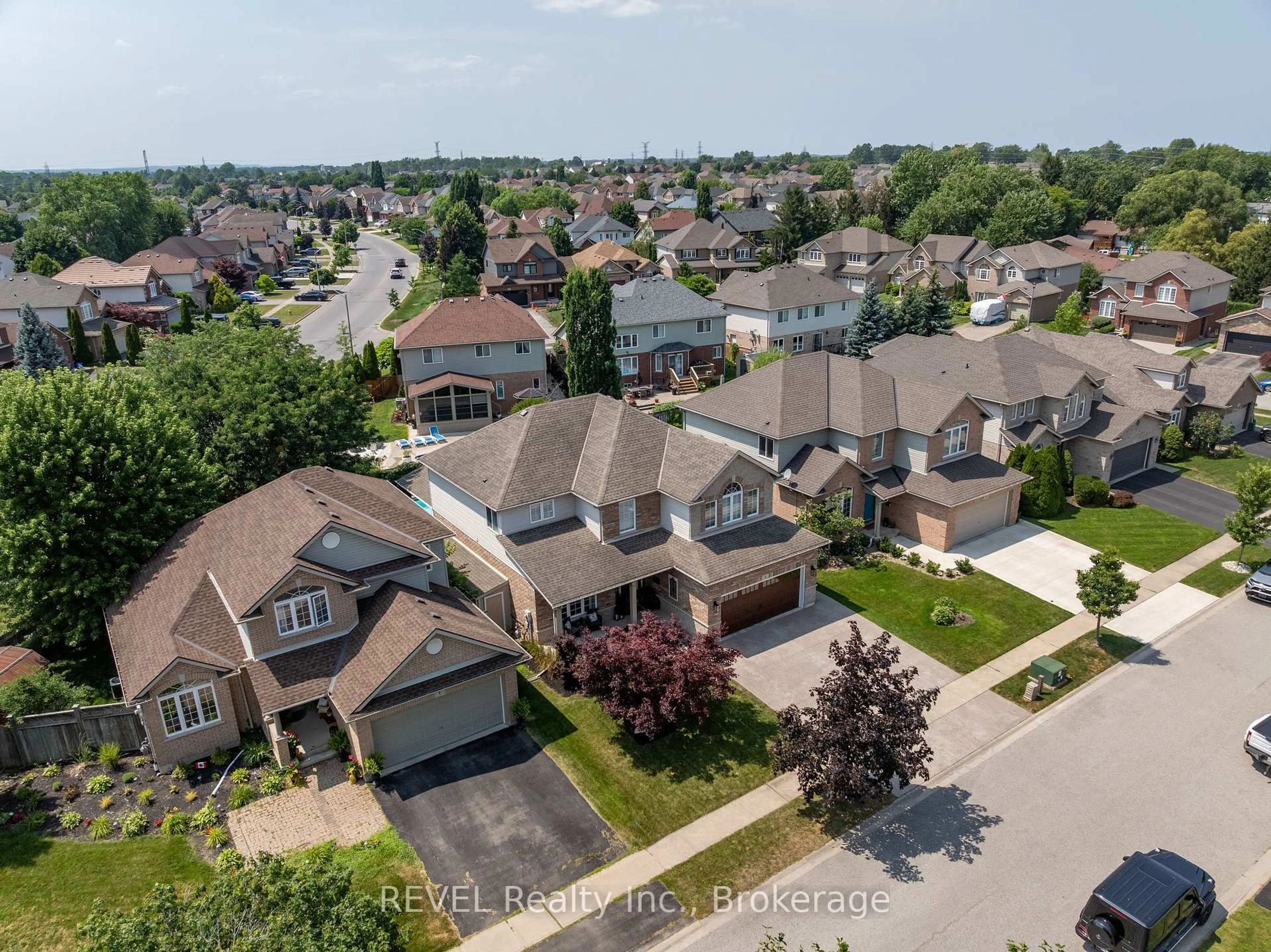A pic from outside/outdoor area/front of a property/back of a property/a pic from drone, street for 3 Fosh Crt, St. Catharines Ontario L2S 4A9