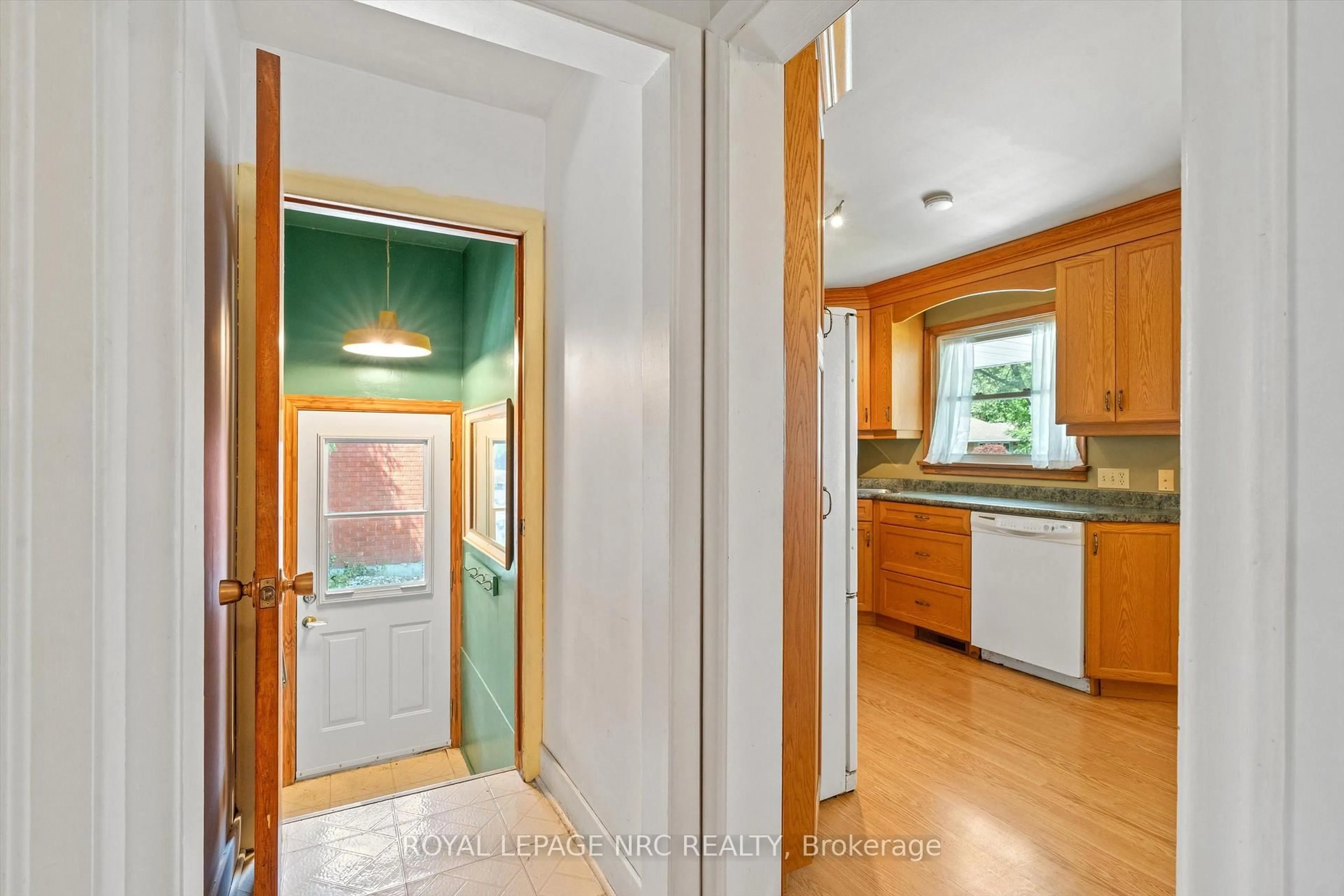 Indoor entryway for 66 Masterson Dr, St. Catharines Ontario L2T 3P7