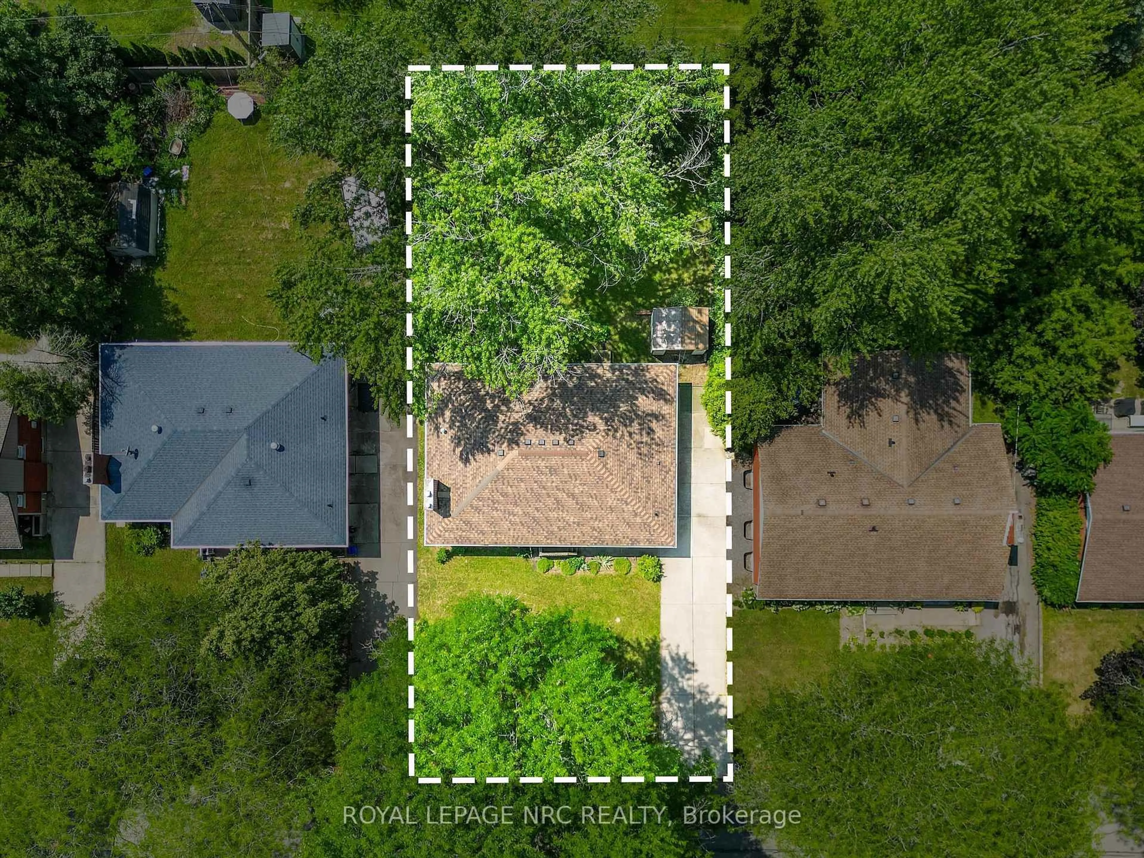A pic from outside/outdoor area/front of a property/back of a property/a pic from drone, street for 66 Masterson Dr, St. Catharines Ontario L2T 3P7