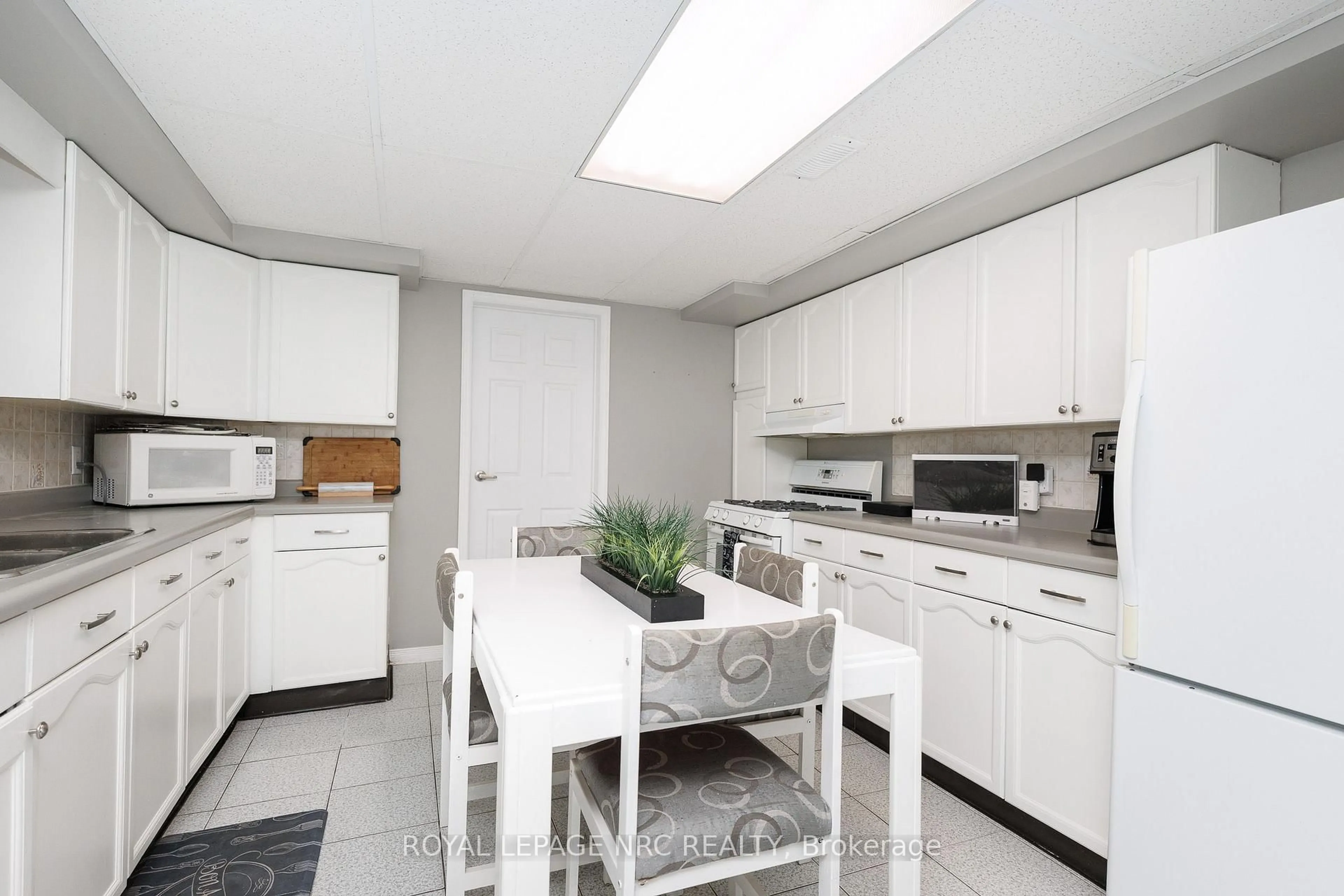 Standard kitchen, unknown for 124 Glen Park Dr, Welland Ontario L3C 6J9