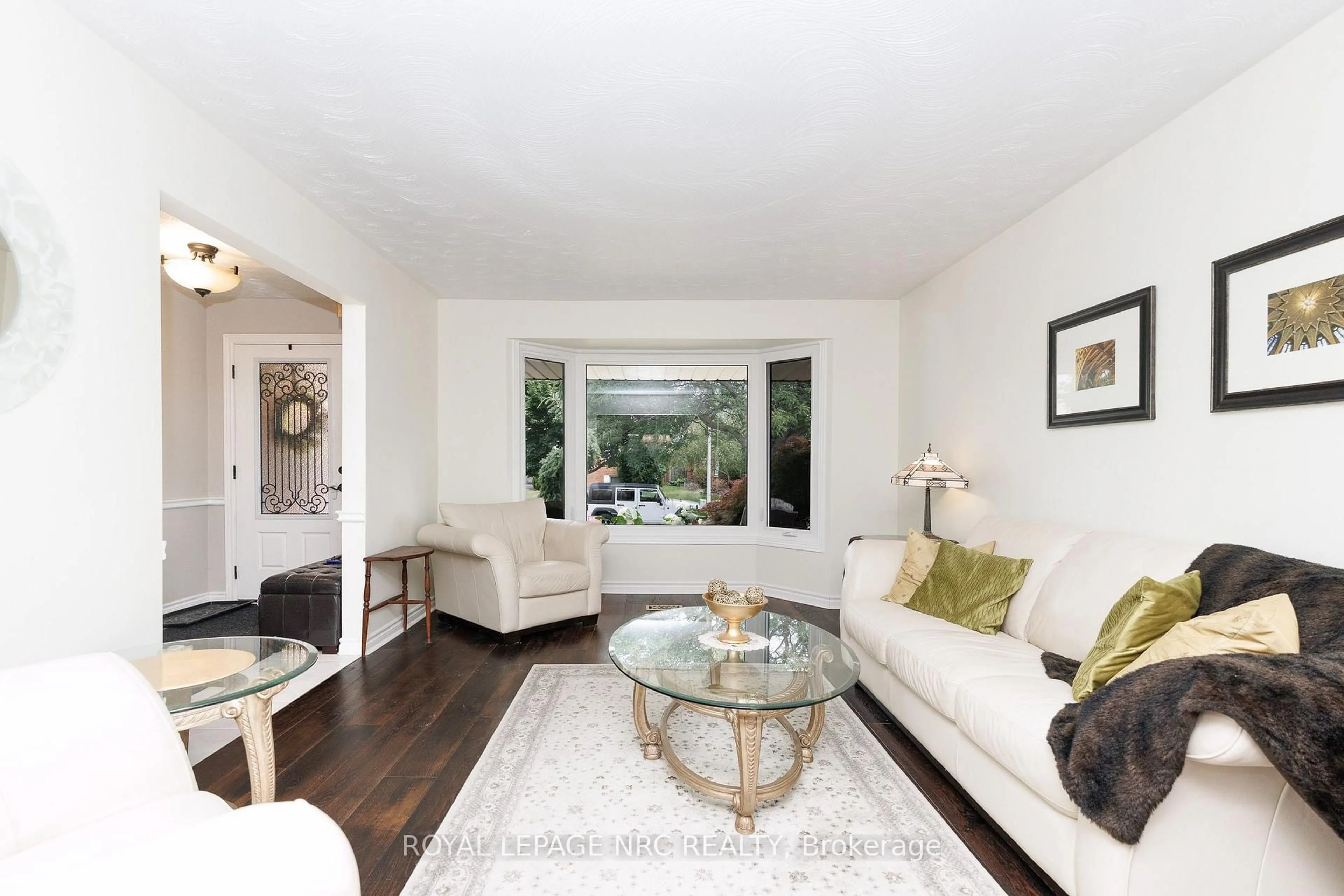 Living room with furniture, unknown for 124 Glen Park Dr, Welland Ontario L3C 6J9