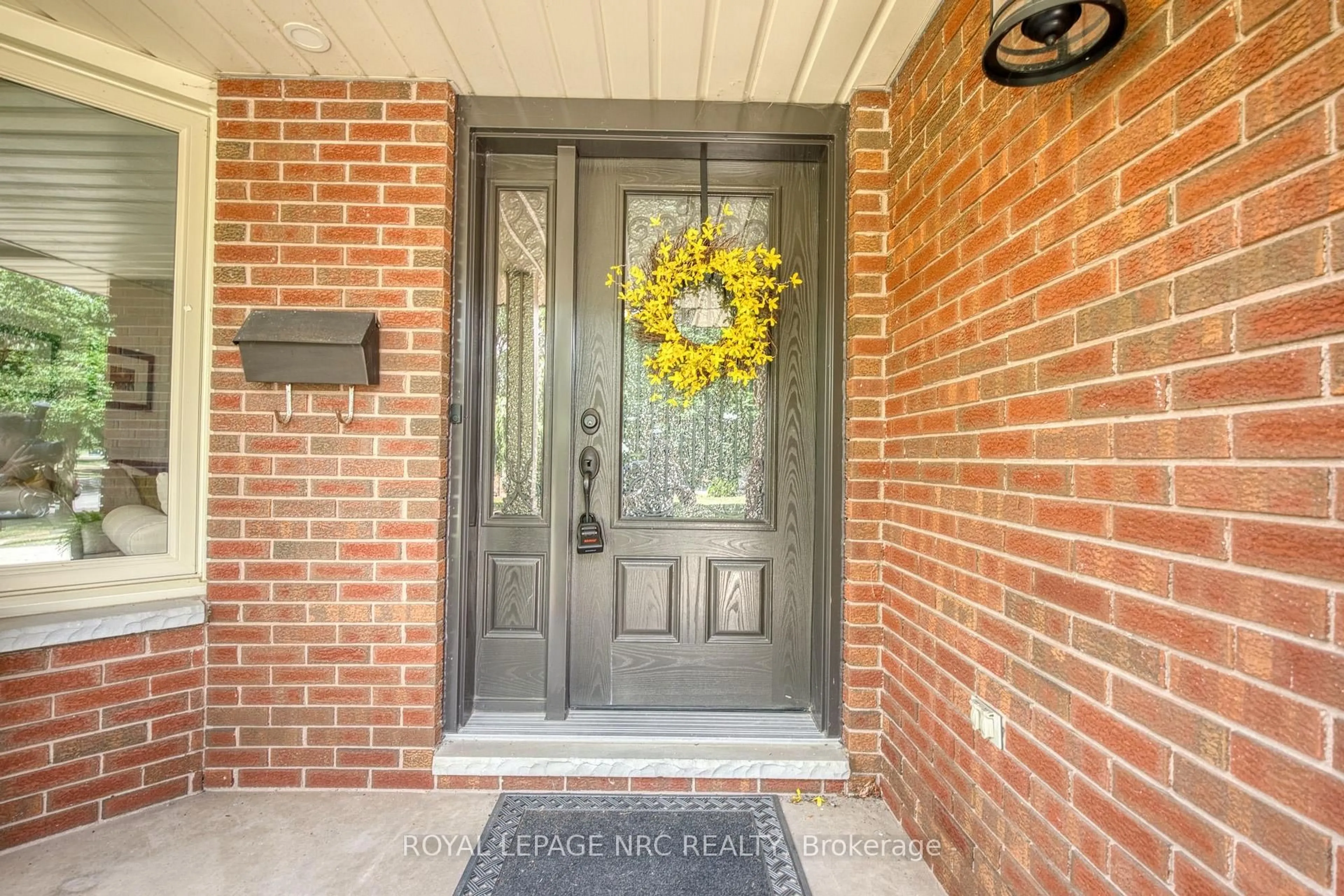 Indoor entryway for 124 Glen Park Dr, Welland Ontario L3C 6J9