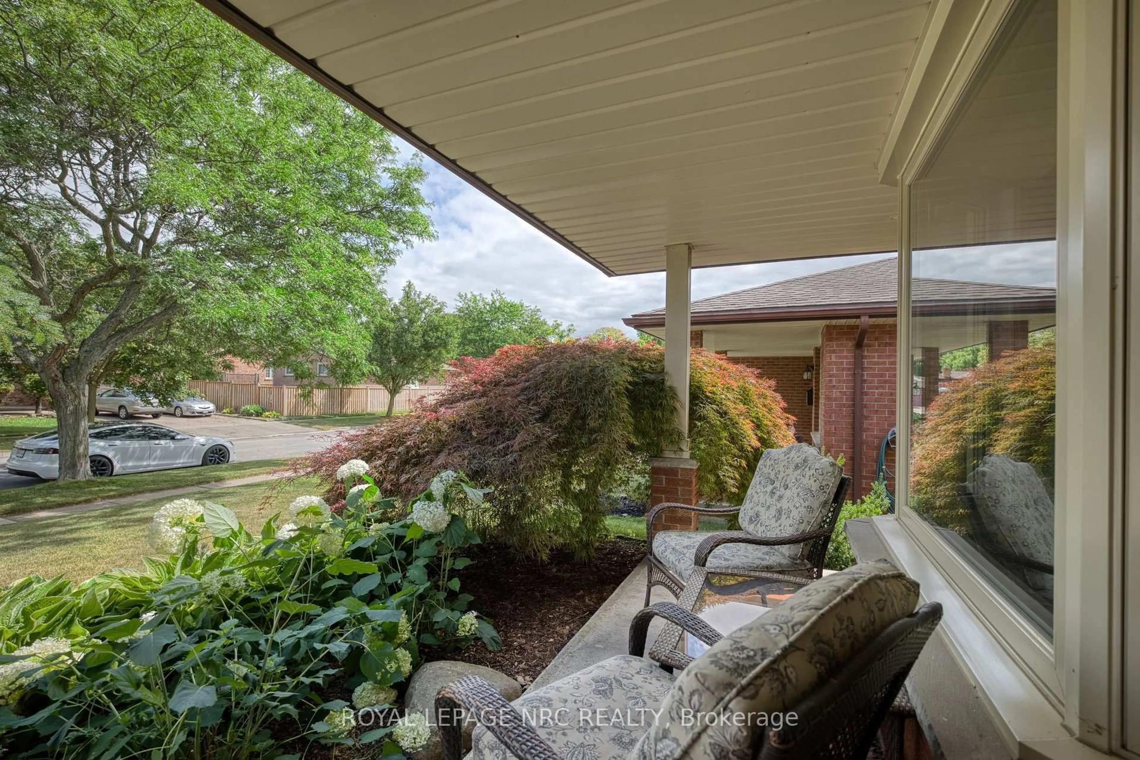 Patio, street for 124 Glen Park Dr, Welland Ontario L3C 6J9