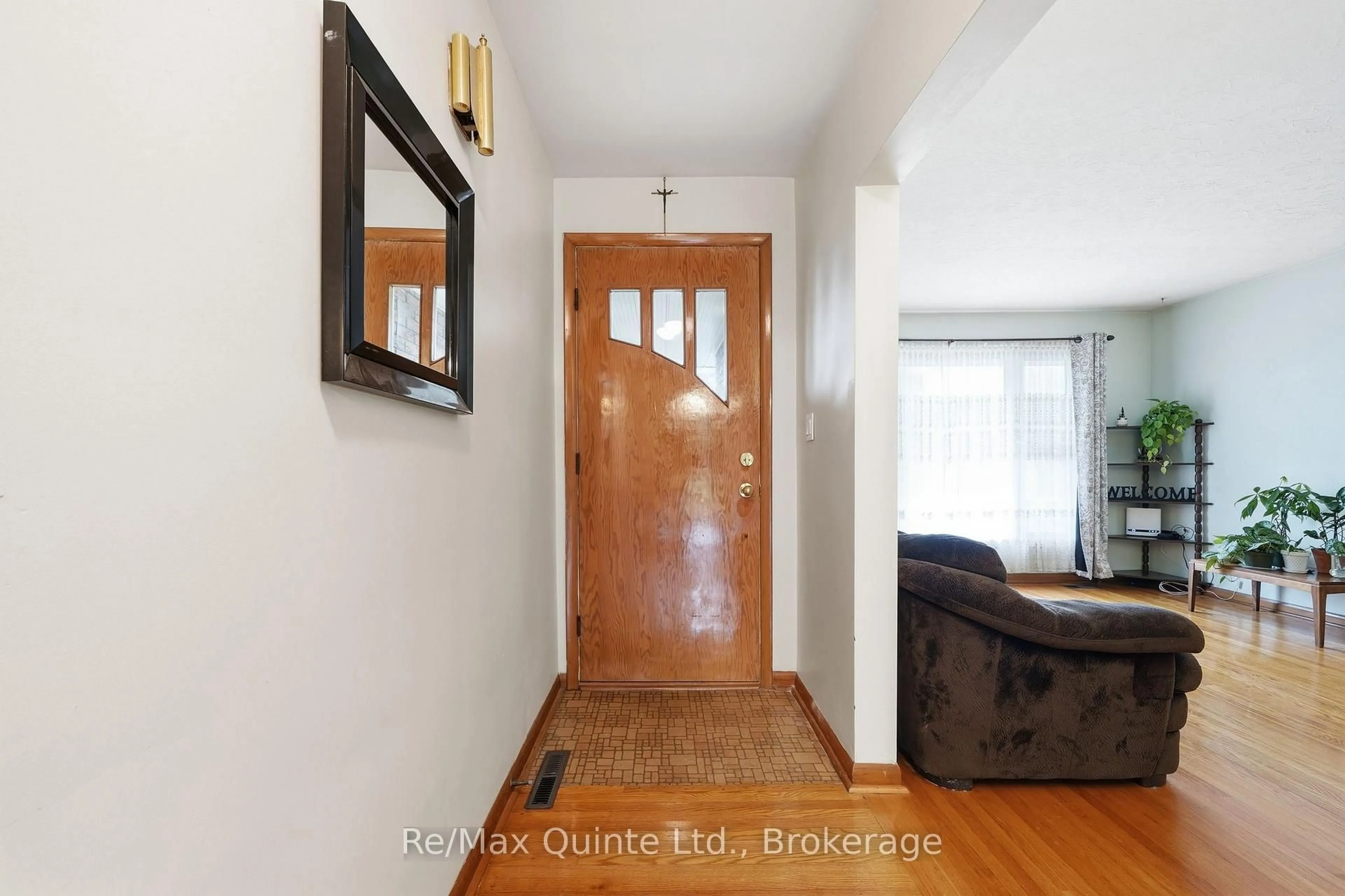 Indoor entryway for 87 Orchard Dr, Belleville Ontario K8P 2K6