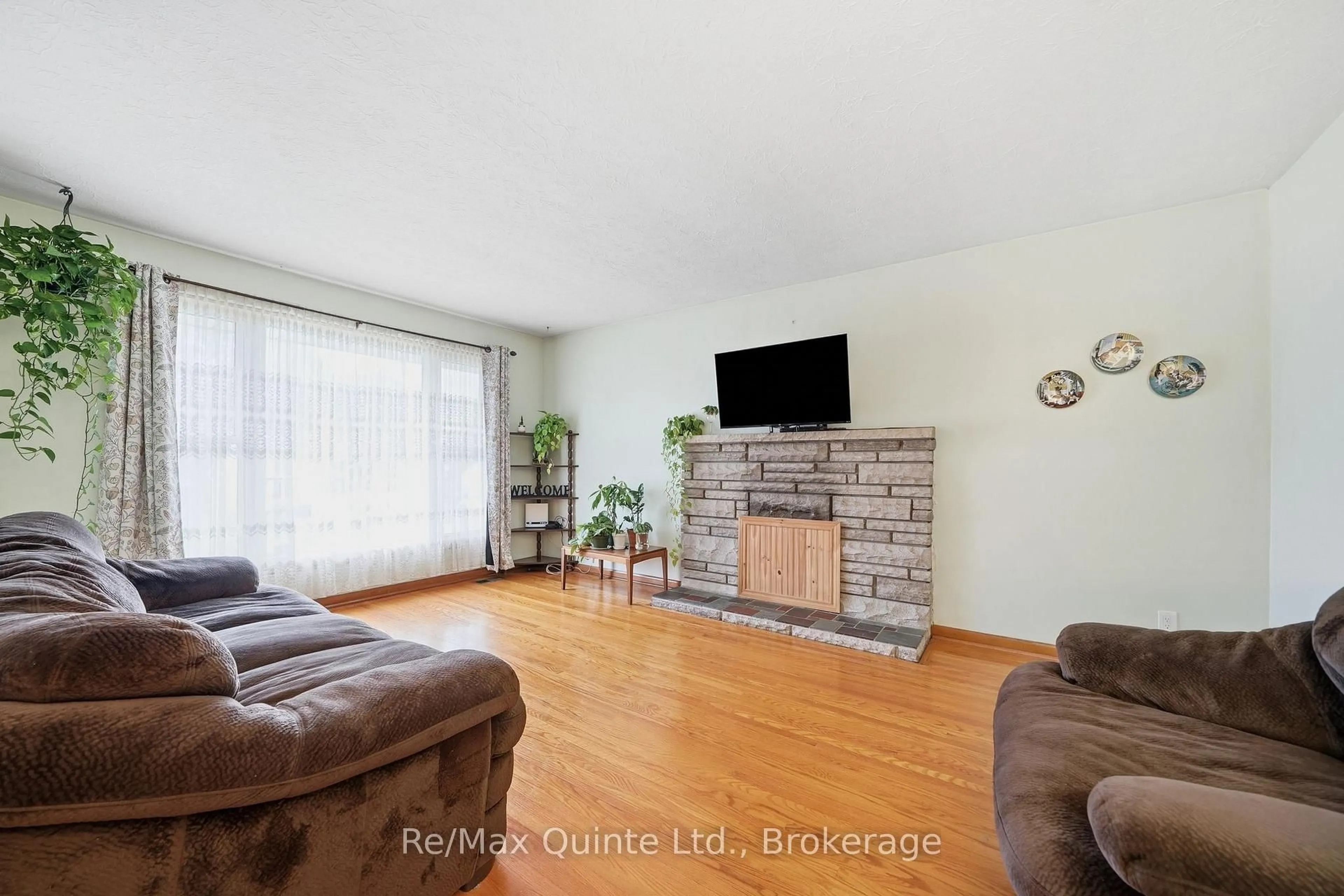 Living room with furniture, unknown for 87 Orchard Dr, Belleville Ontario K8P 2K6