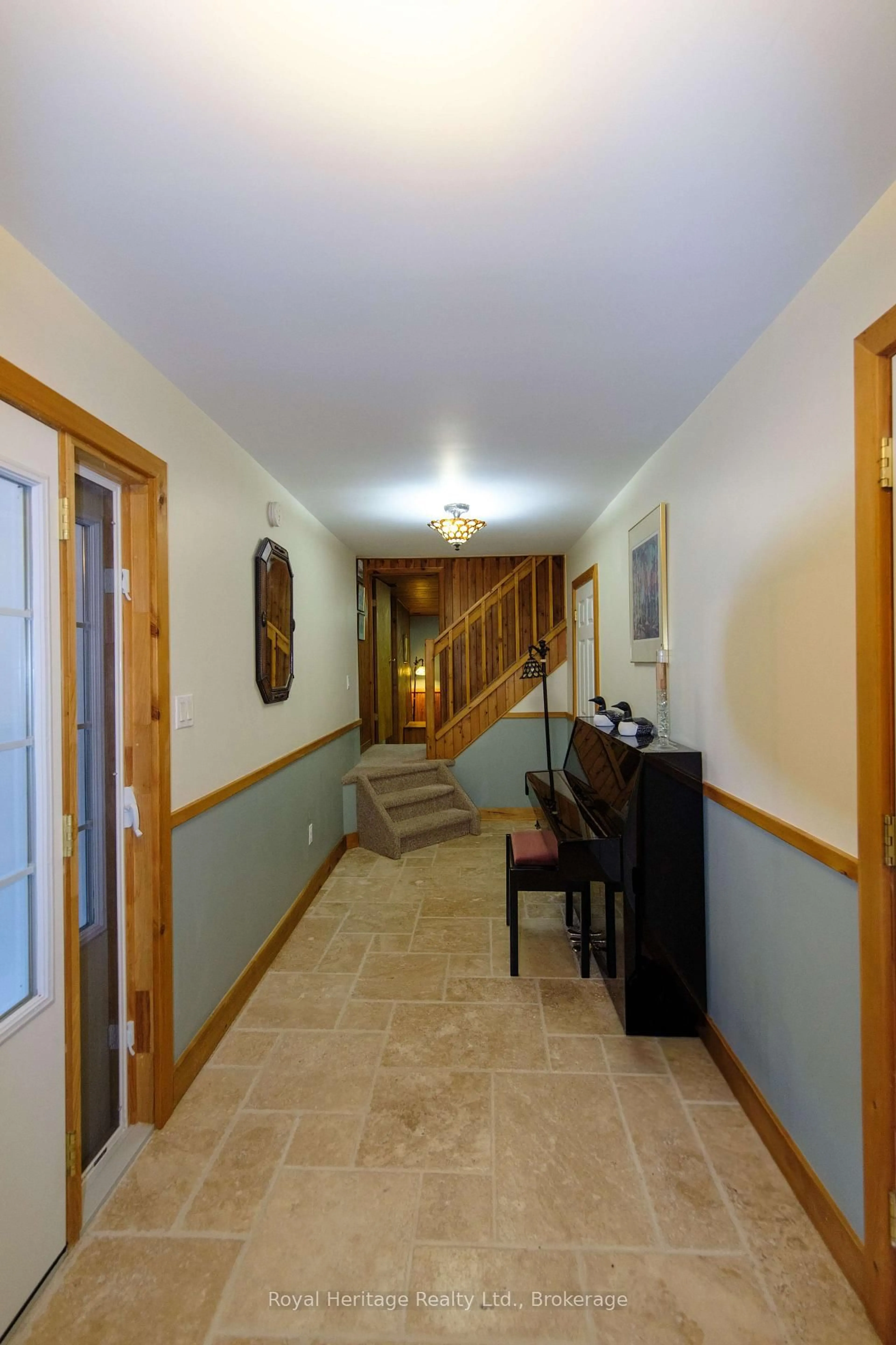 Indoor foyer for 497 Mooney Rd, Bancroft Ontario K0L 1C0