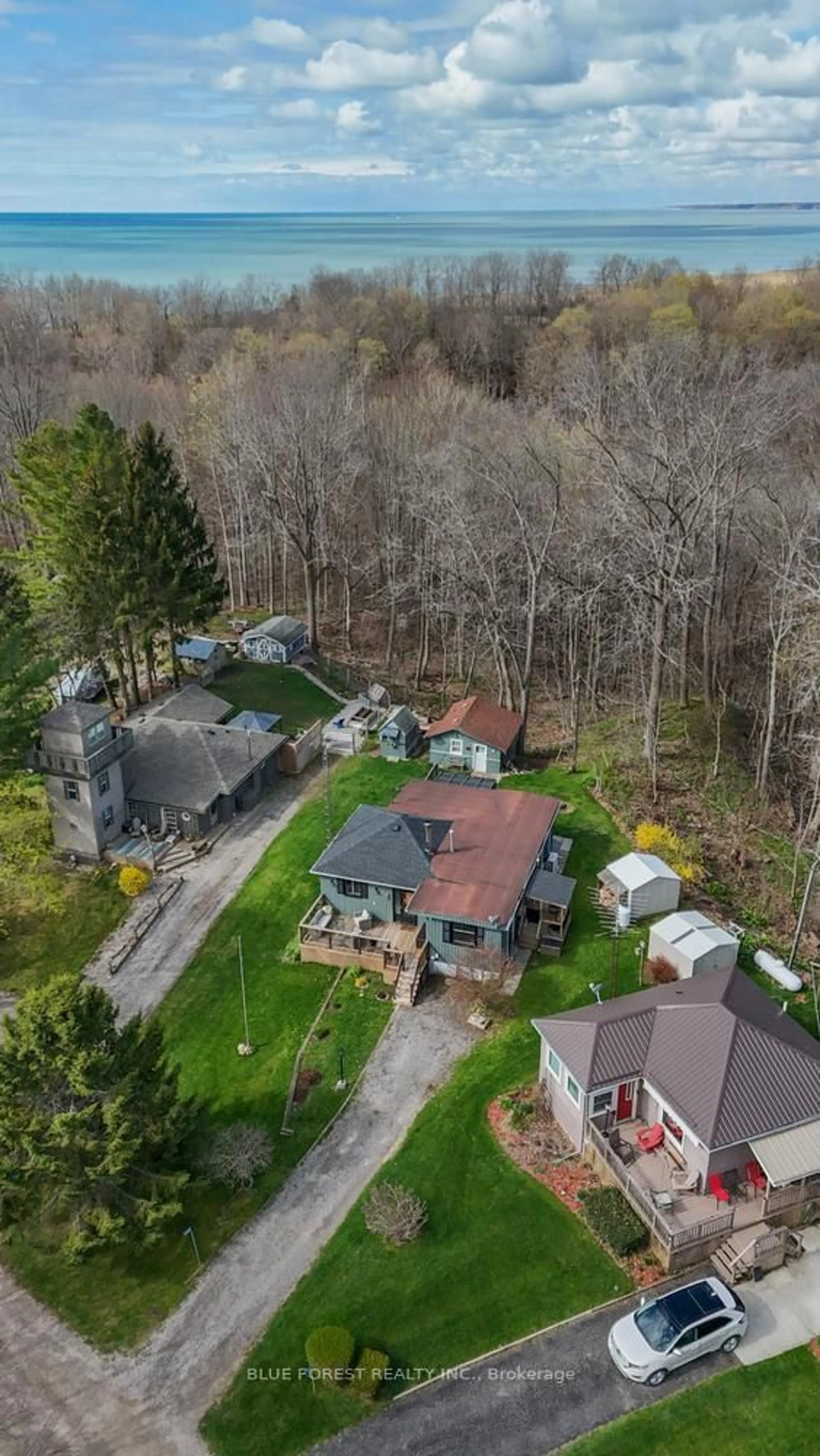 A pic from outside/outdoor area/front of a property/back of a property/a pic from drone, unknown for 7365 FAIRVIEW Dr, Dutton/Dunwich Ontario N0L 2M0