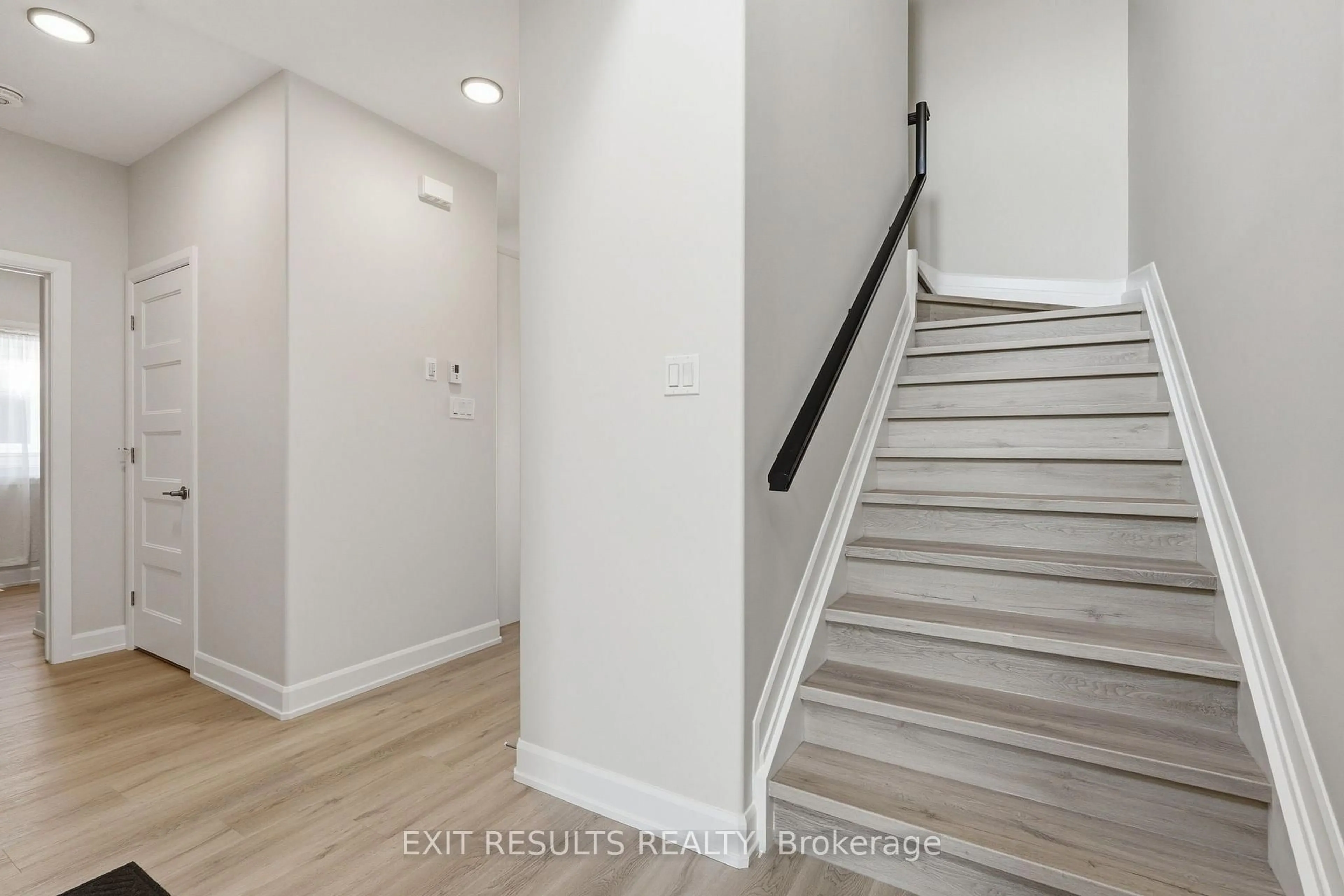Stairs for 1213 Montblanc Cres, Russell Ontario K0A 1W1
