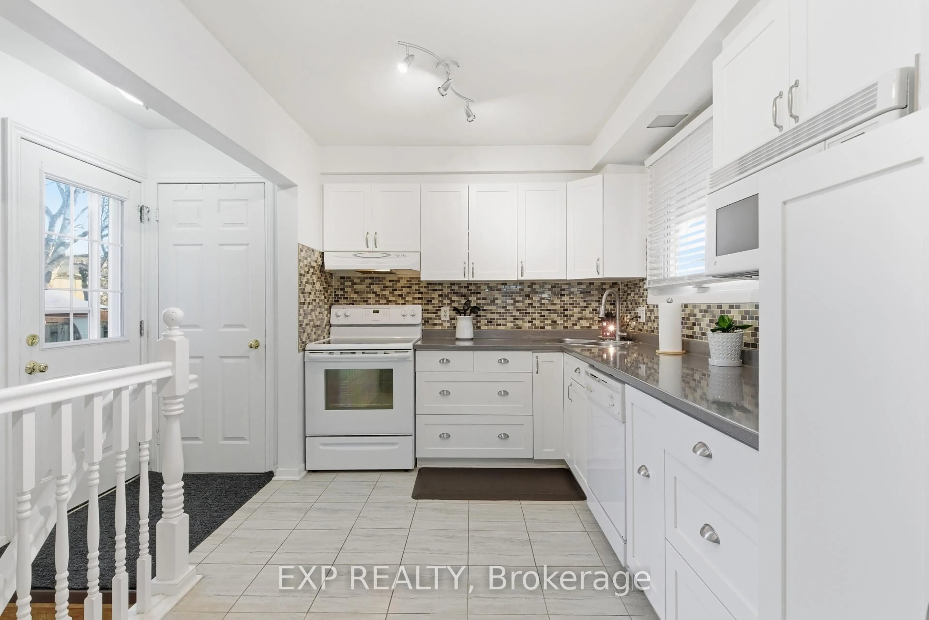 Standard kitchen, ceramic/tile floor for 510 1/2 Niagara St, St. Catharines Ontario L2M 3P5
