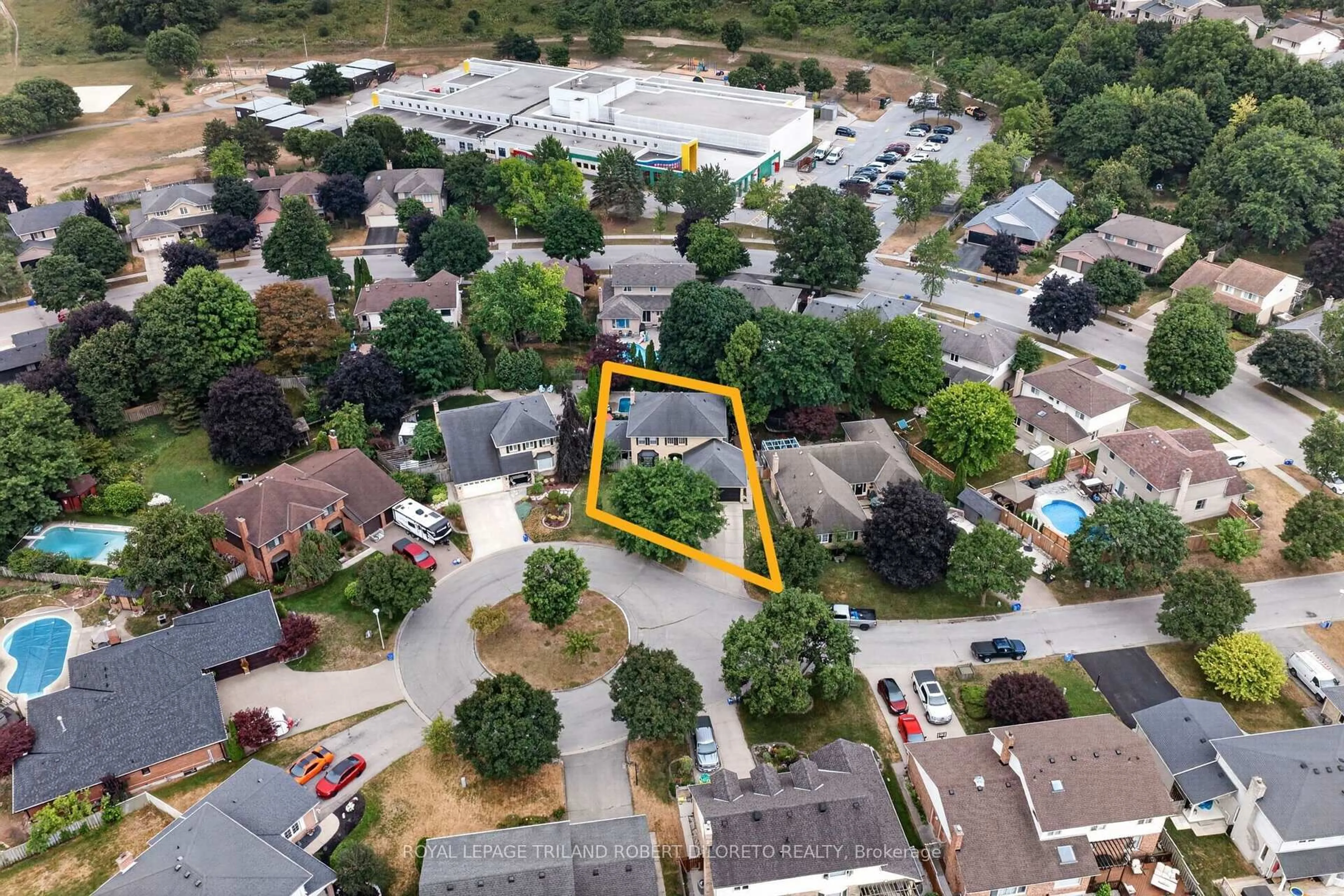 A pic from outside/outdoor area/front of a property/back of a property/a pic from drone, street for 110 Summerdale Pl, London South Ontario N6K 4C6