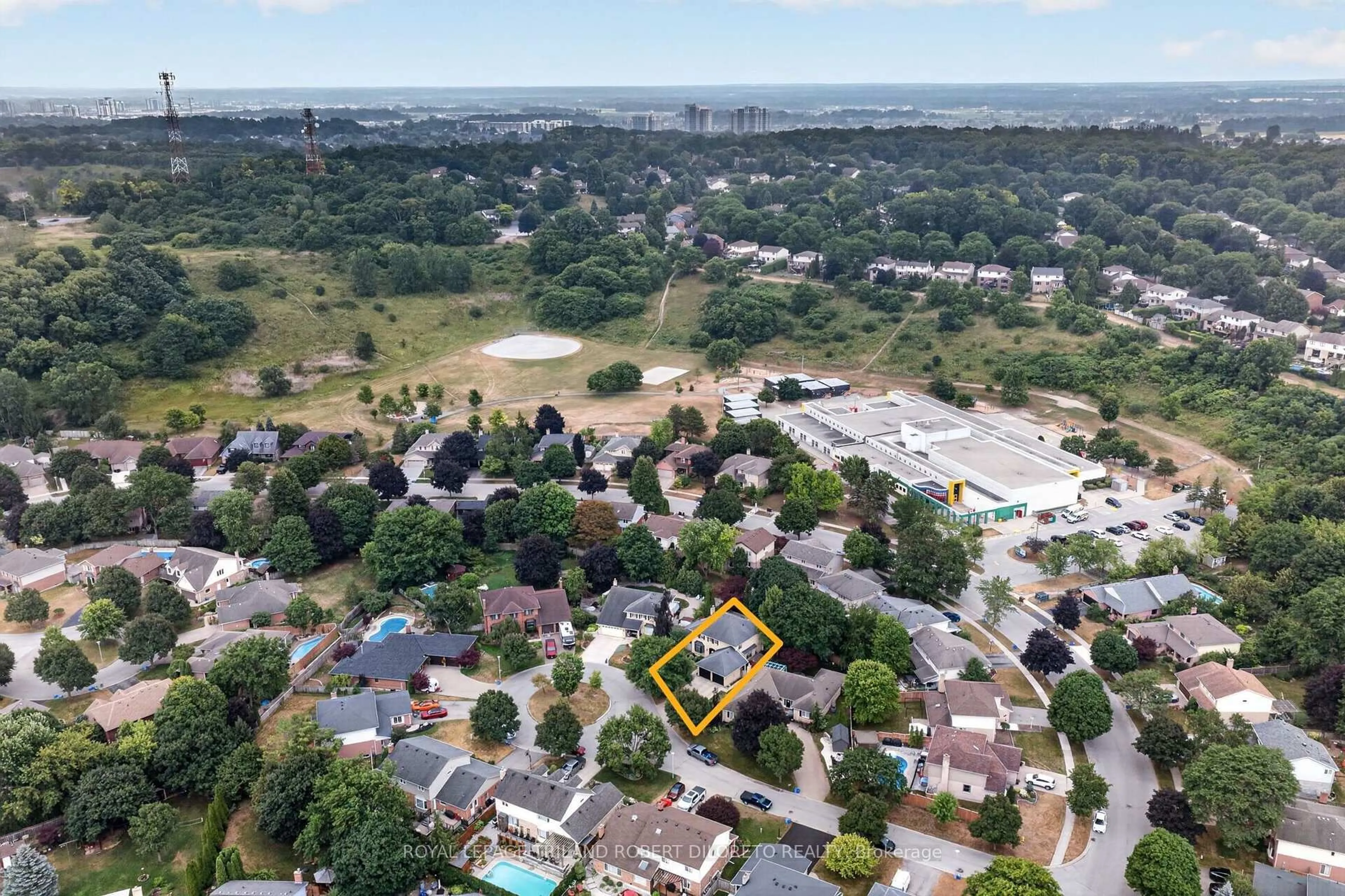 A pic from outside/outdoor area/front of a property/back of a property/a pic from drone, unknown for 110 Summerdale Pl, London South Ontario N6K 4C6