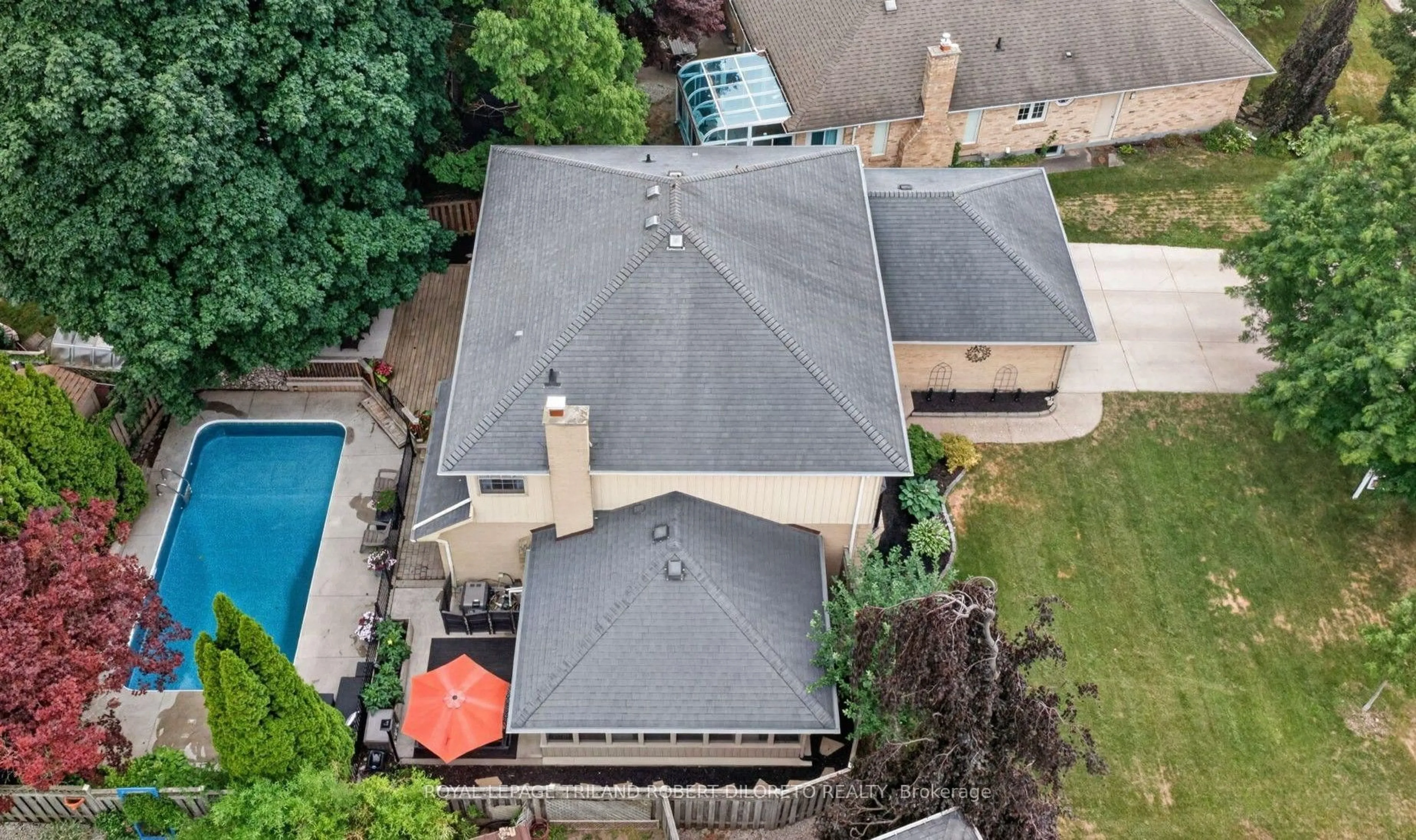 A pic from outside/outdoor area/front of a property/back of a property/a pic from drone, unknown for 110 Summerdale Pl, London South Ontario N6K 4C6