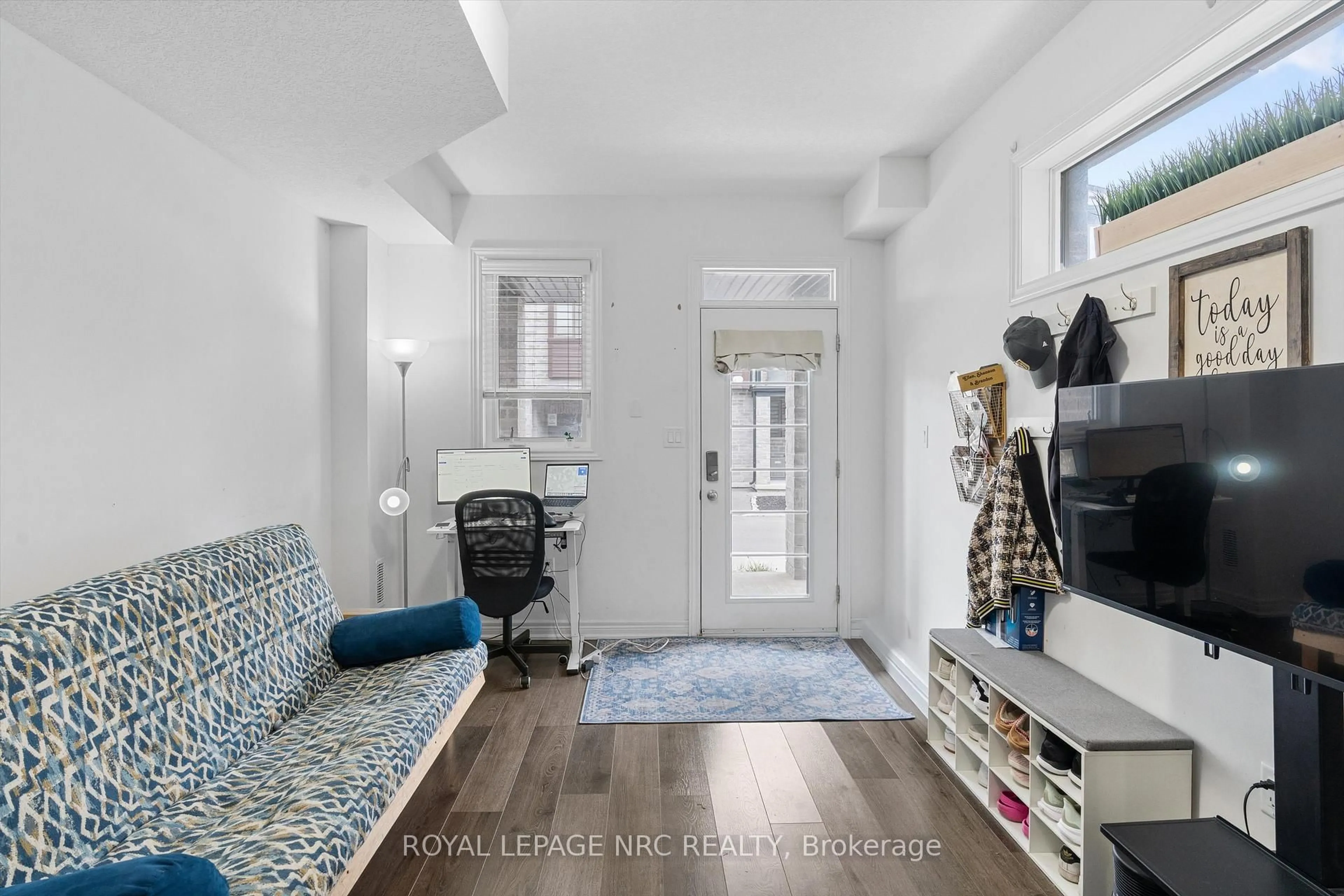Indoor entryway for 5000 Connor Dr #17, Lincoln Ontario L3J 0T4