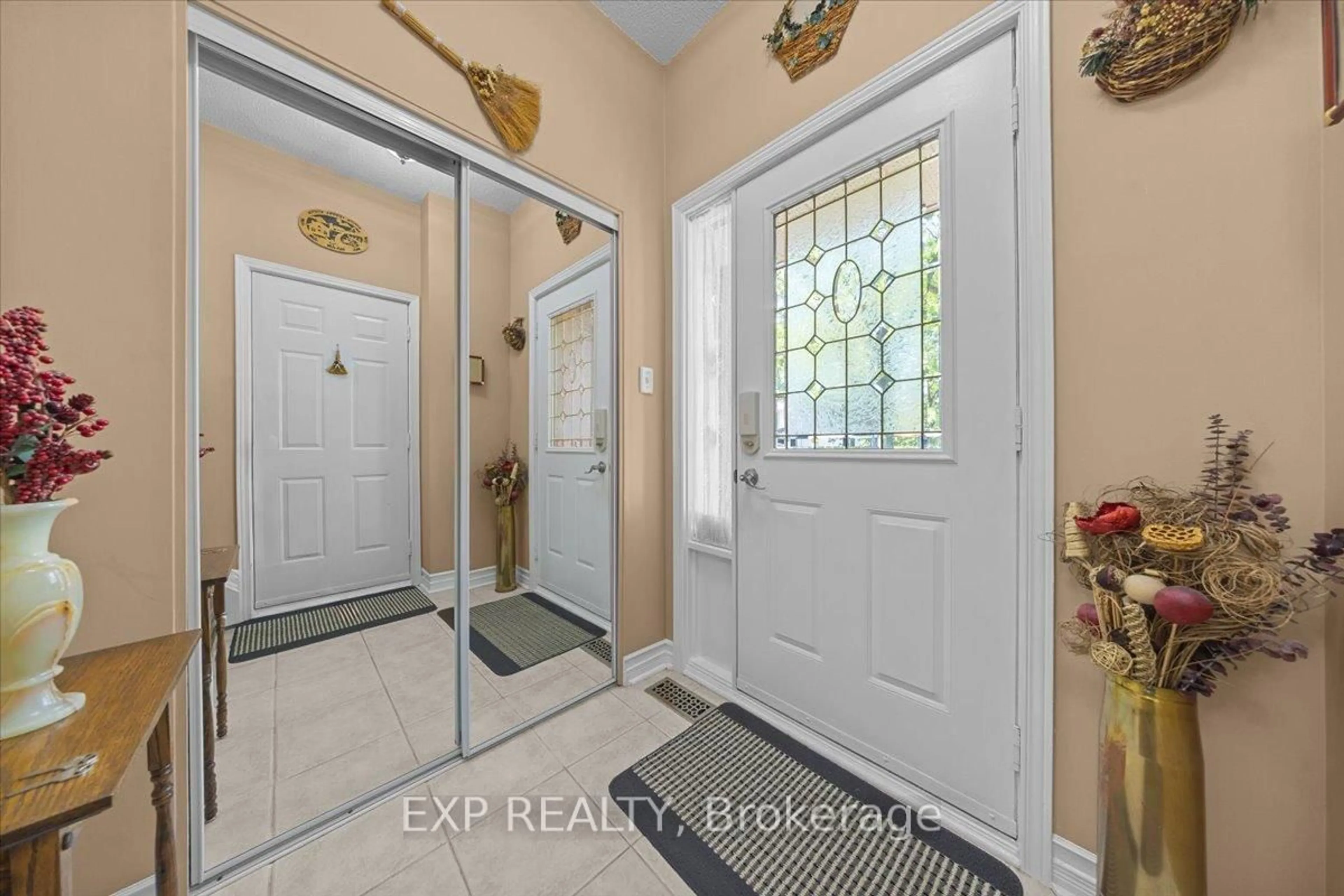 Indoor entryway for 494 Lawler Cres, Ottawa Ontario K4A 3Y4