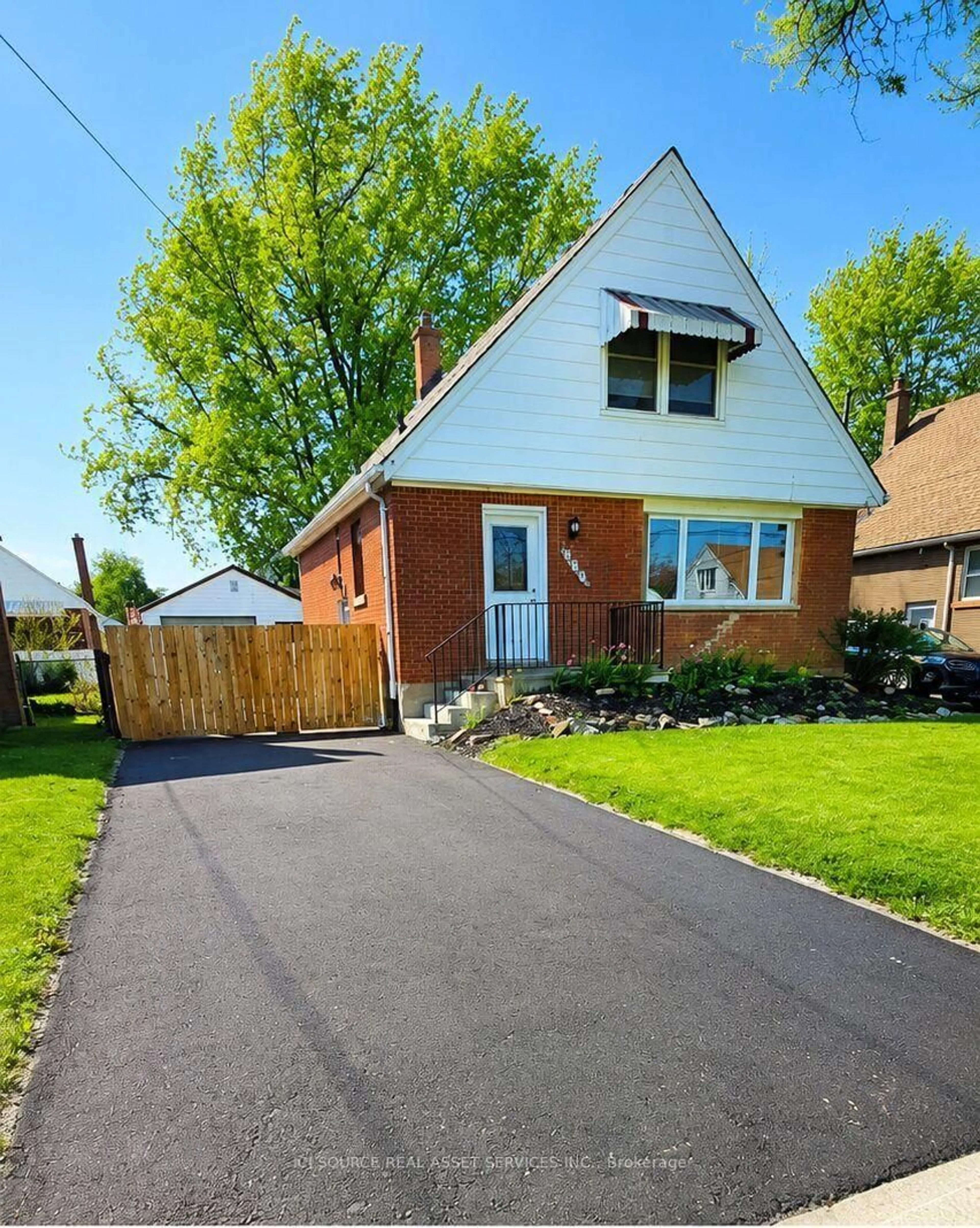 A pic from outside/outdoor area/front of a property/back of a property/a pic from drone, street for 274 East 38th St, Hamilton Ontario L8V 4G3