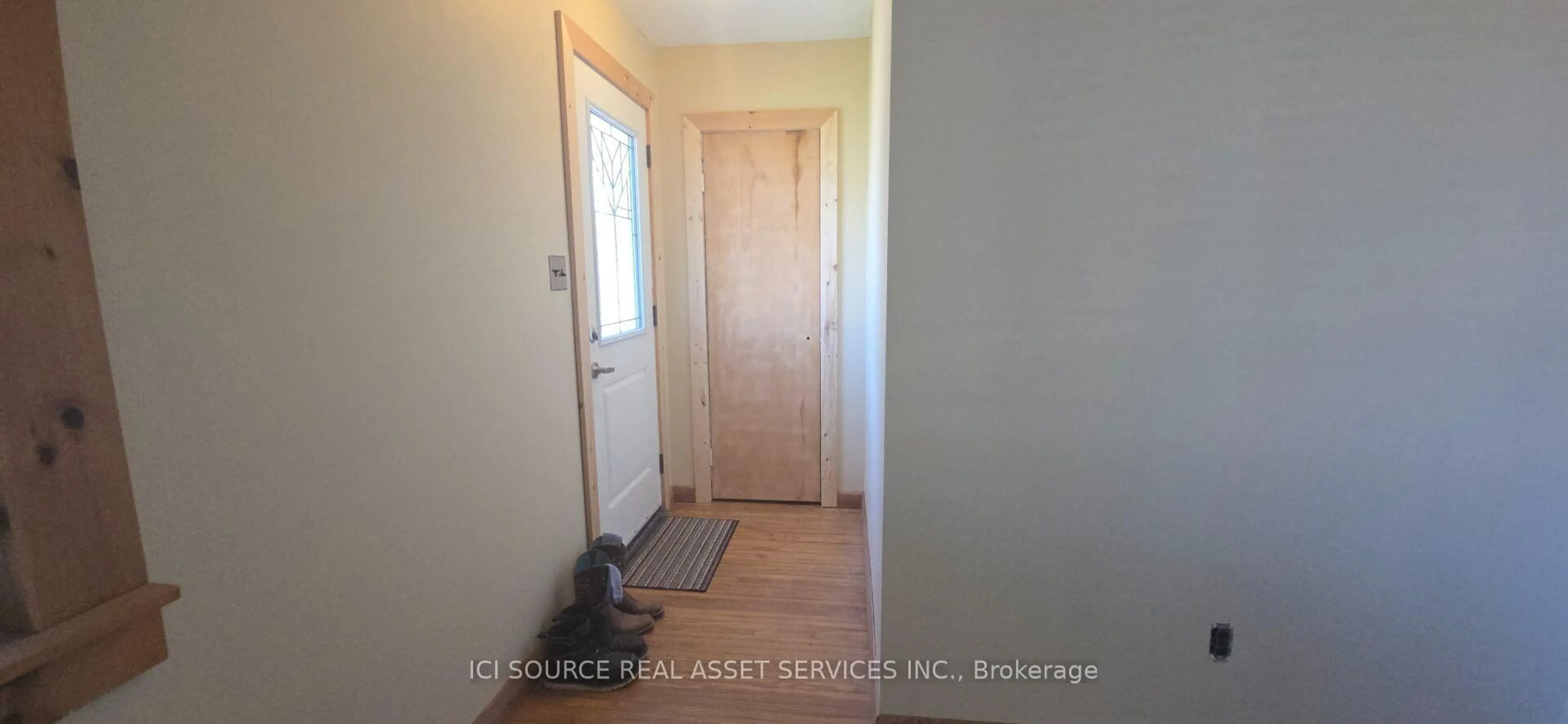 Indoor entryway for 274 East 38th St, Hamilton Ontario L8V 4G3