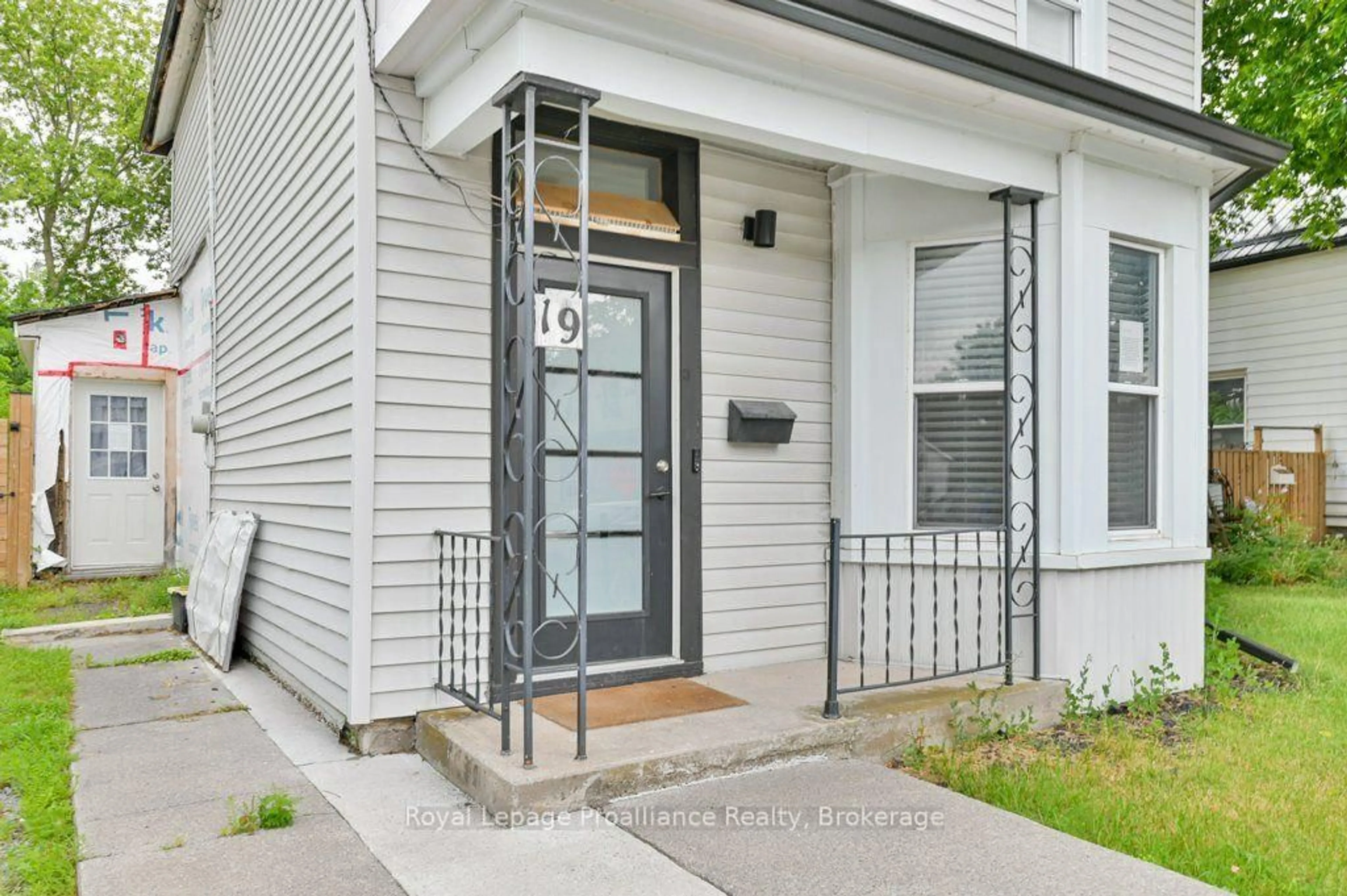 Indoor entryway for 19 Bettes St, Belleville Ontario K8N 3W4