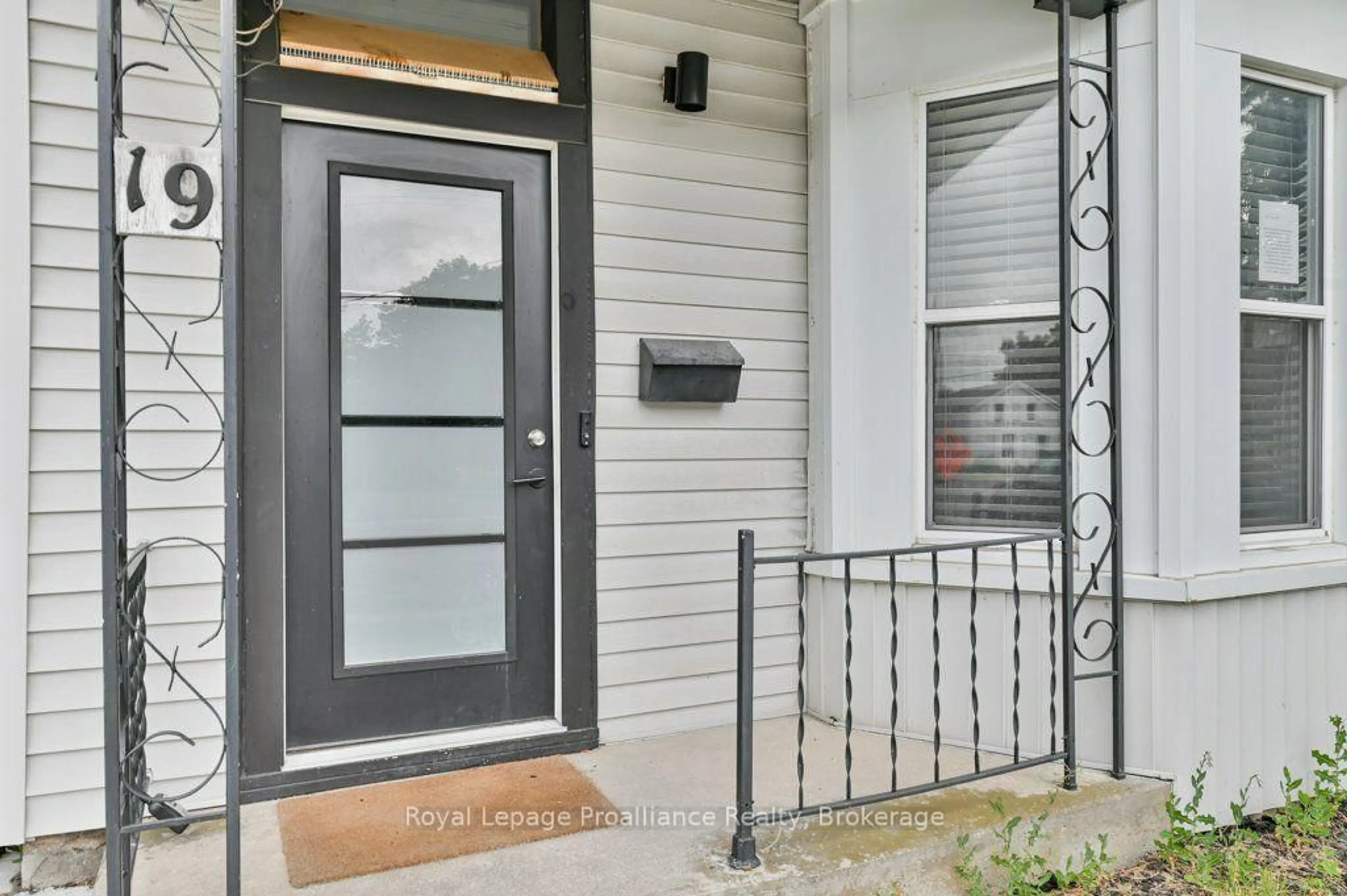 Indoor entryway for 19 Bettes St, Belleville Ontario K8N 3W4