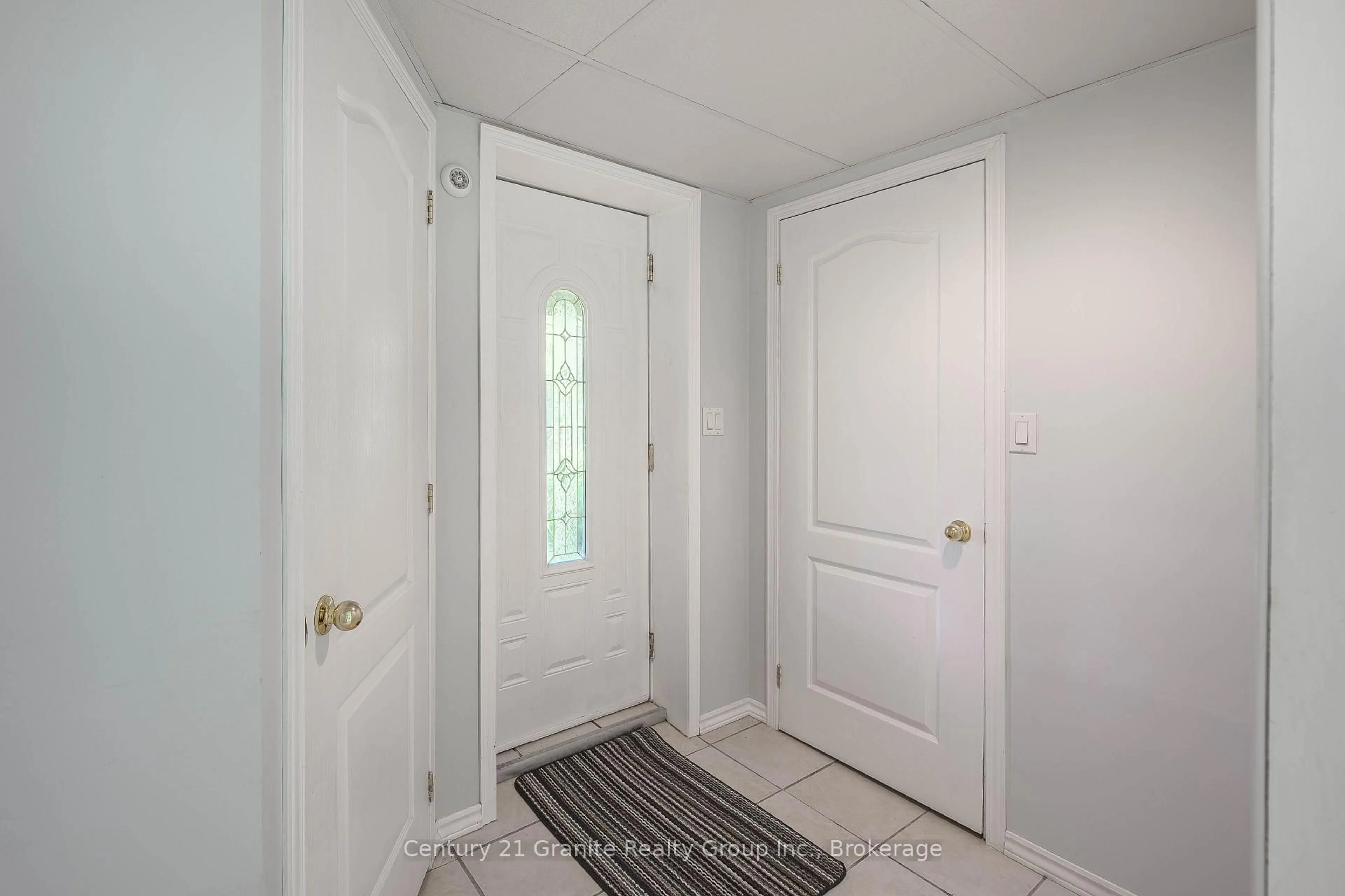 Indoor entryway for 7177 Gelert Rd, Dysart et al Ontario K0M 1S0