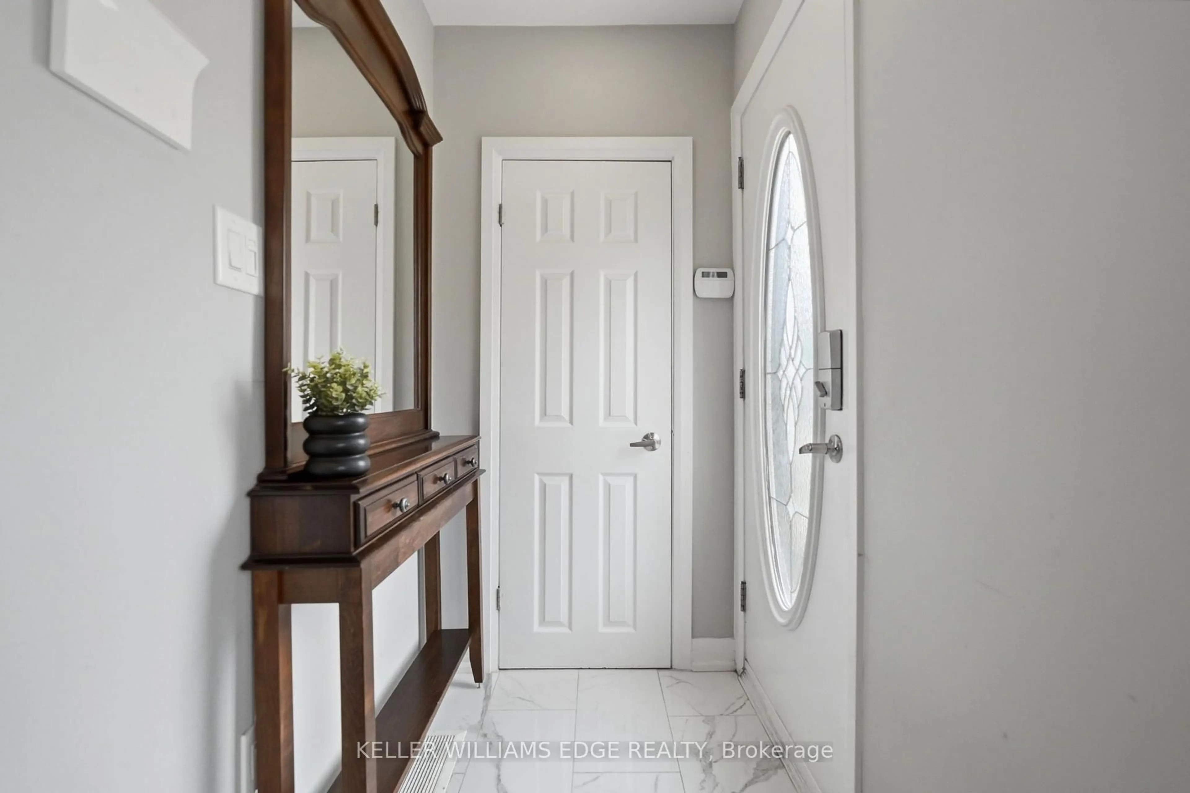 Indoor entryway for 127 Tragina Ave, Hamilton Ontario L8K 2Z7