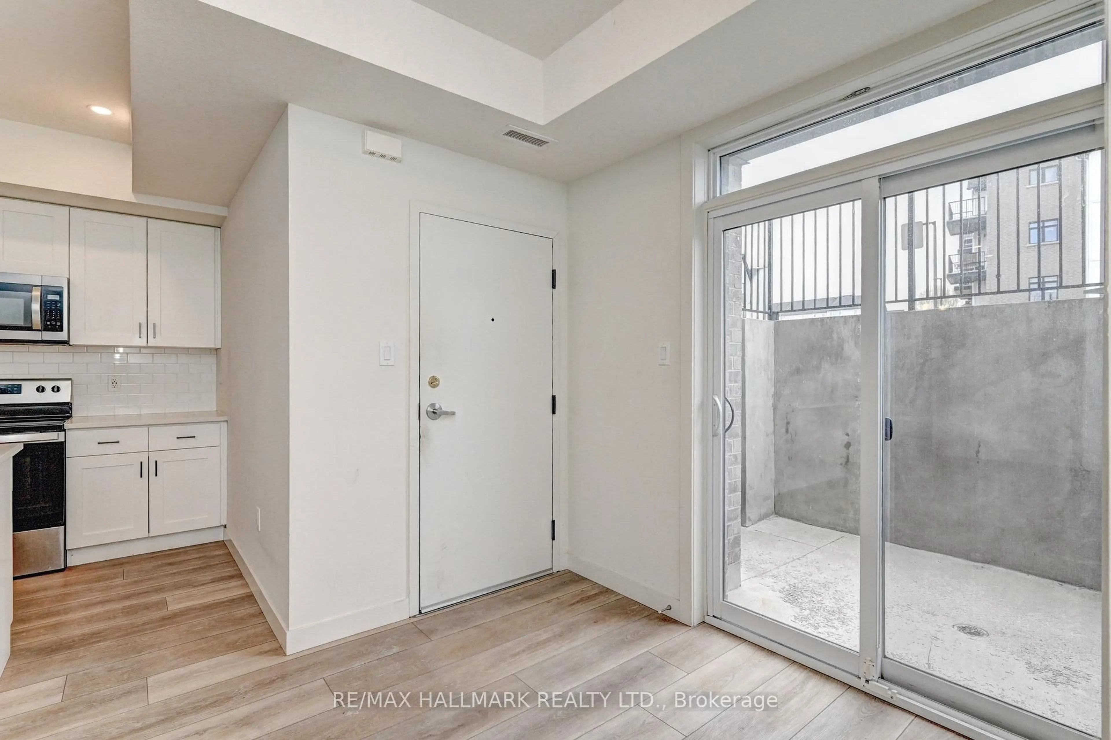 Indoor entryway for 405 Myers Rd #1, Cambridge Ontario N1P 0B6