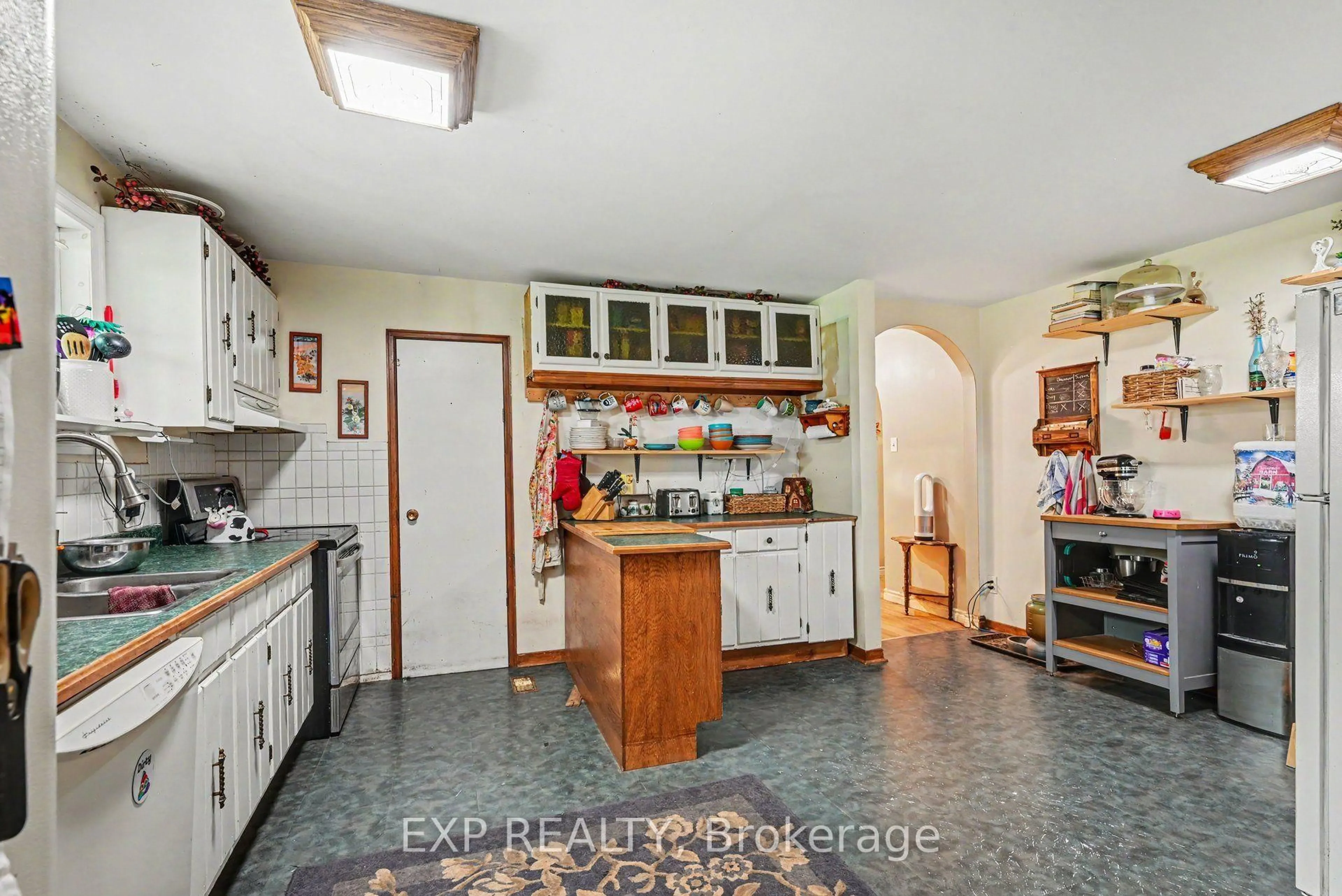 Standard kitchen, ceramic/tile floor for 5233 3rd Line Rd, South Glengarry Ontario K0C 1Z0