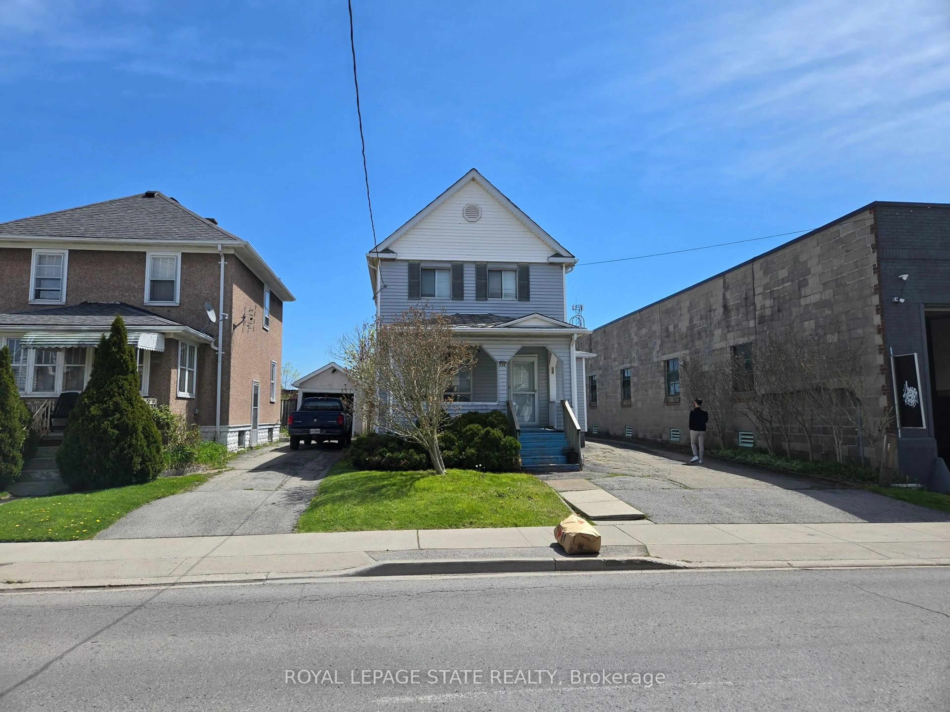 A pic from outside/outdoor area/front of a property/back of a property/a pic from drone, street for 224 Burgar St, Welland Ontario L3B 2T4