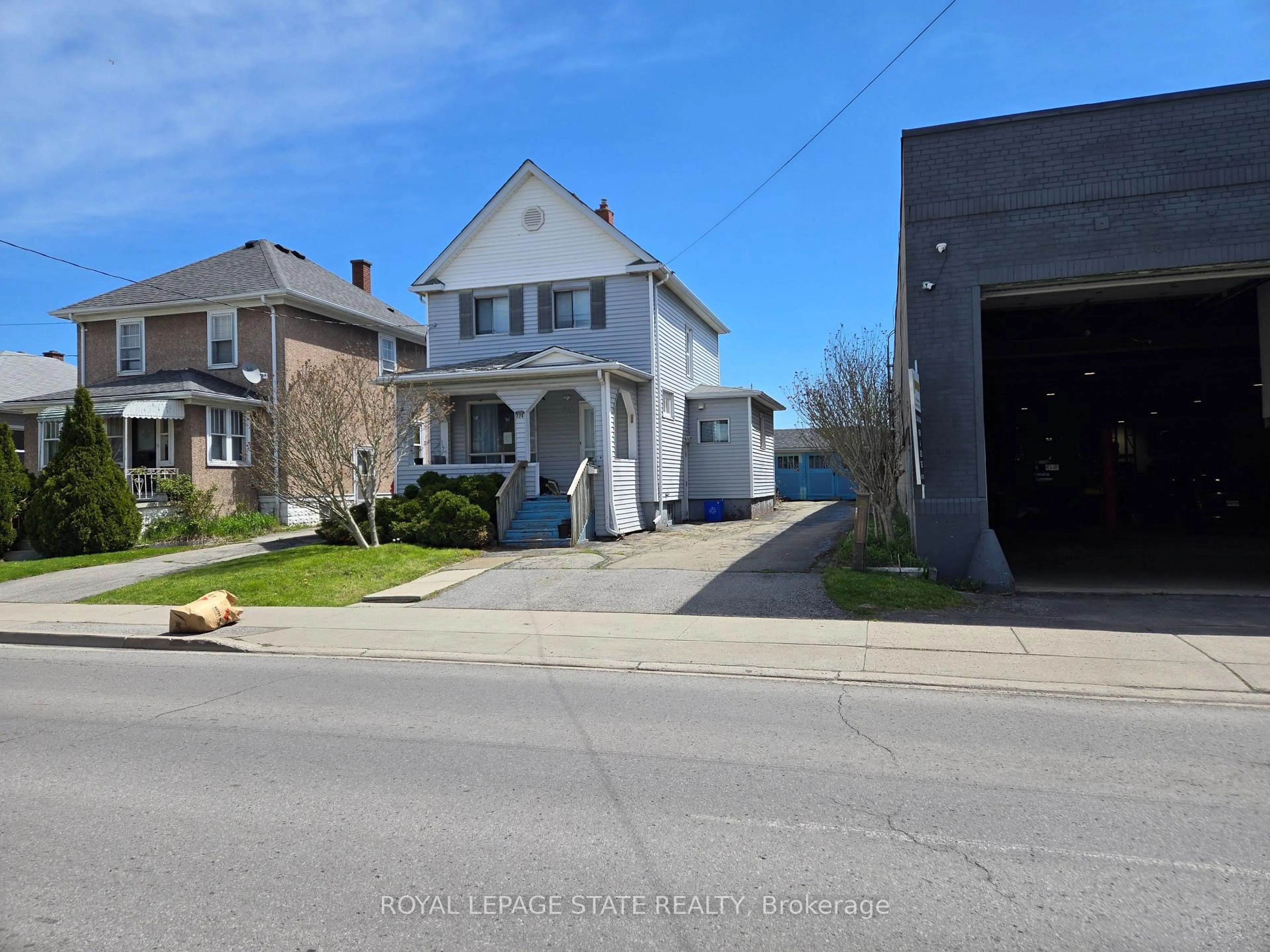 A pic from outside/outdoor area/front of a property/back of a property/a pic from drone, street for 224 Burgar St, Welland Ontario L3B 2T4