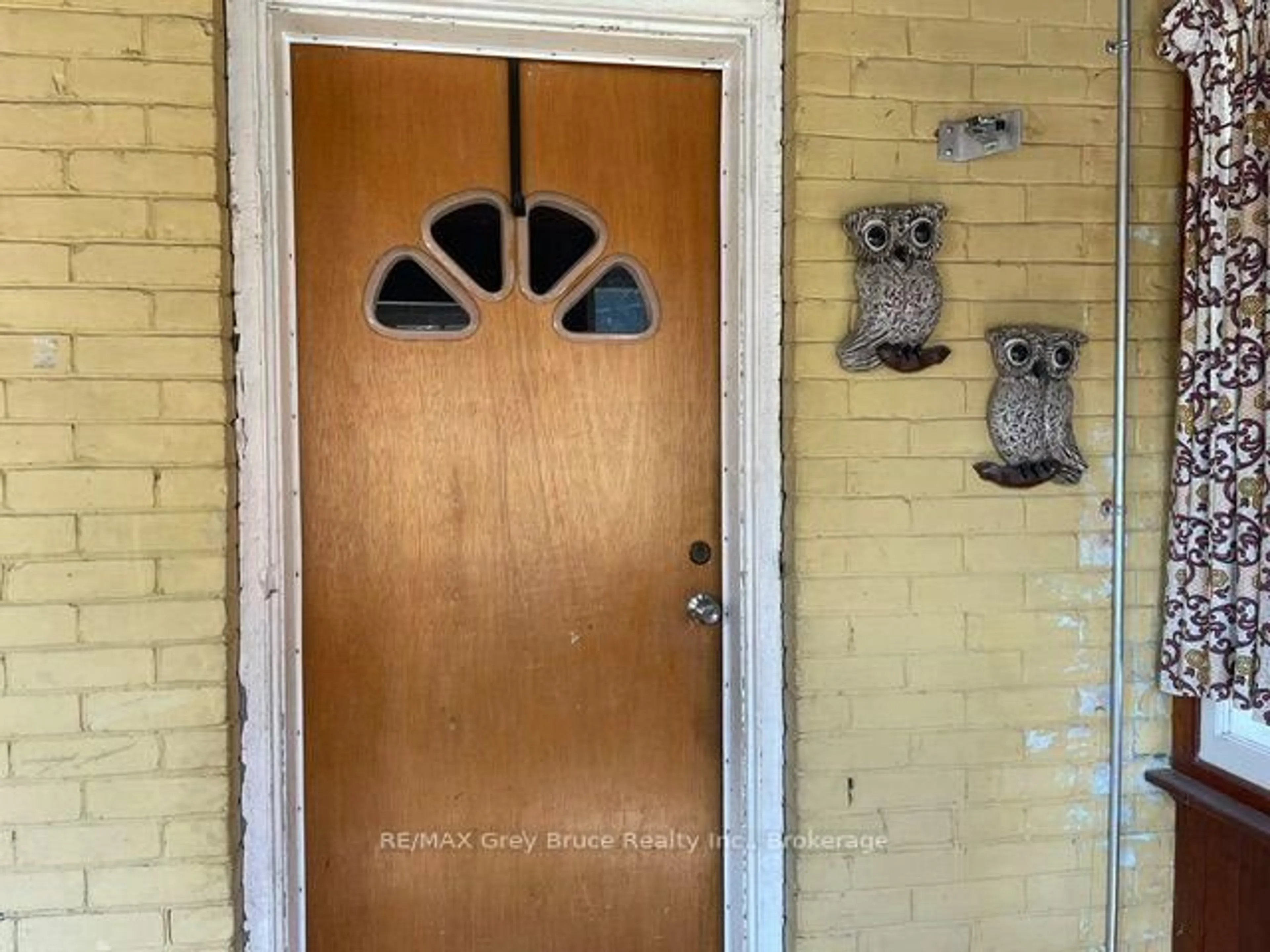 Indoor entryway for 1348 5th Ave, Owen Sound Ontario N4K 5B2