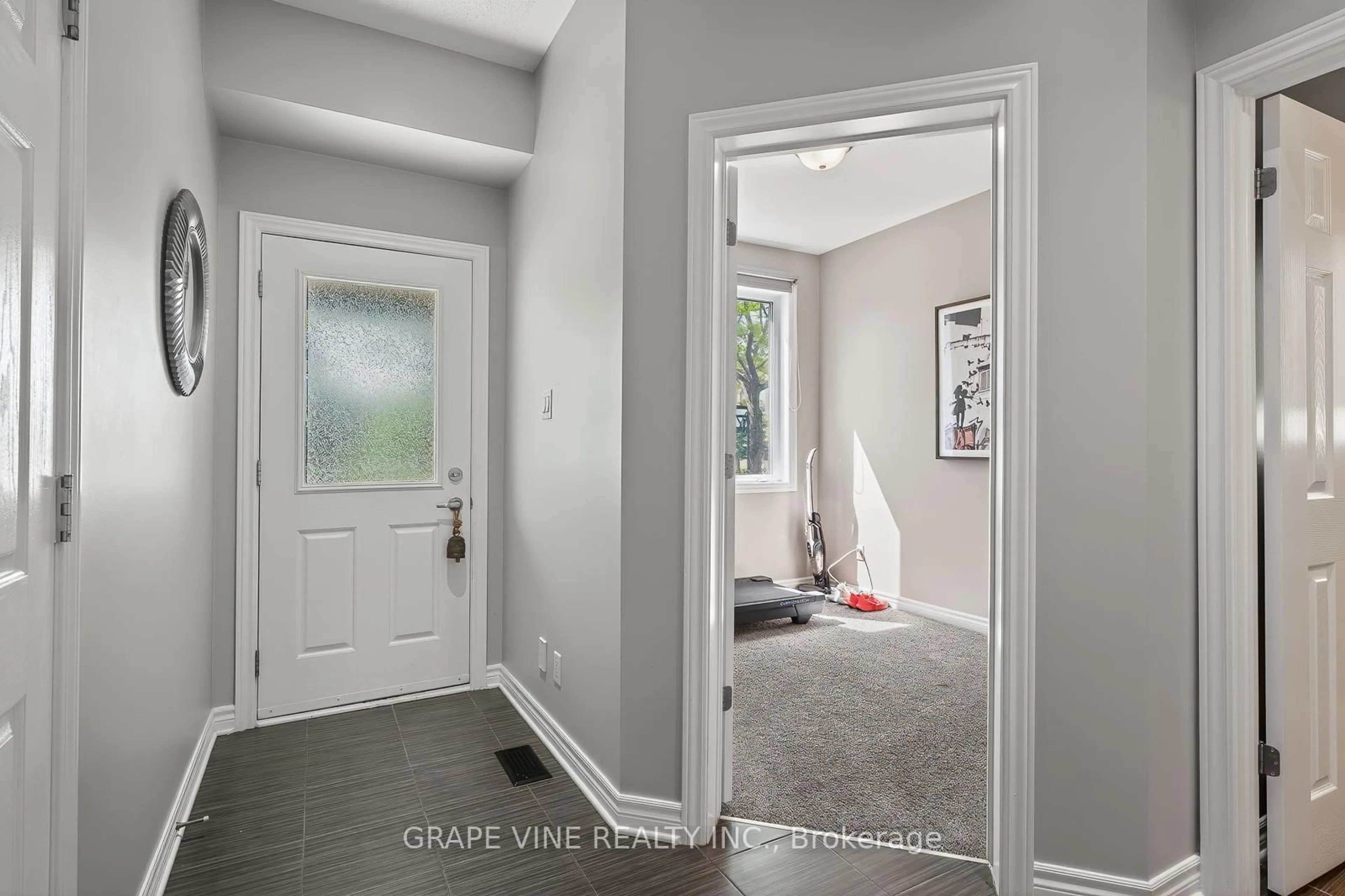 Indoor entryway for 360 BALINROAN Cres, Ottawa Ontario K2J 3T9