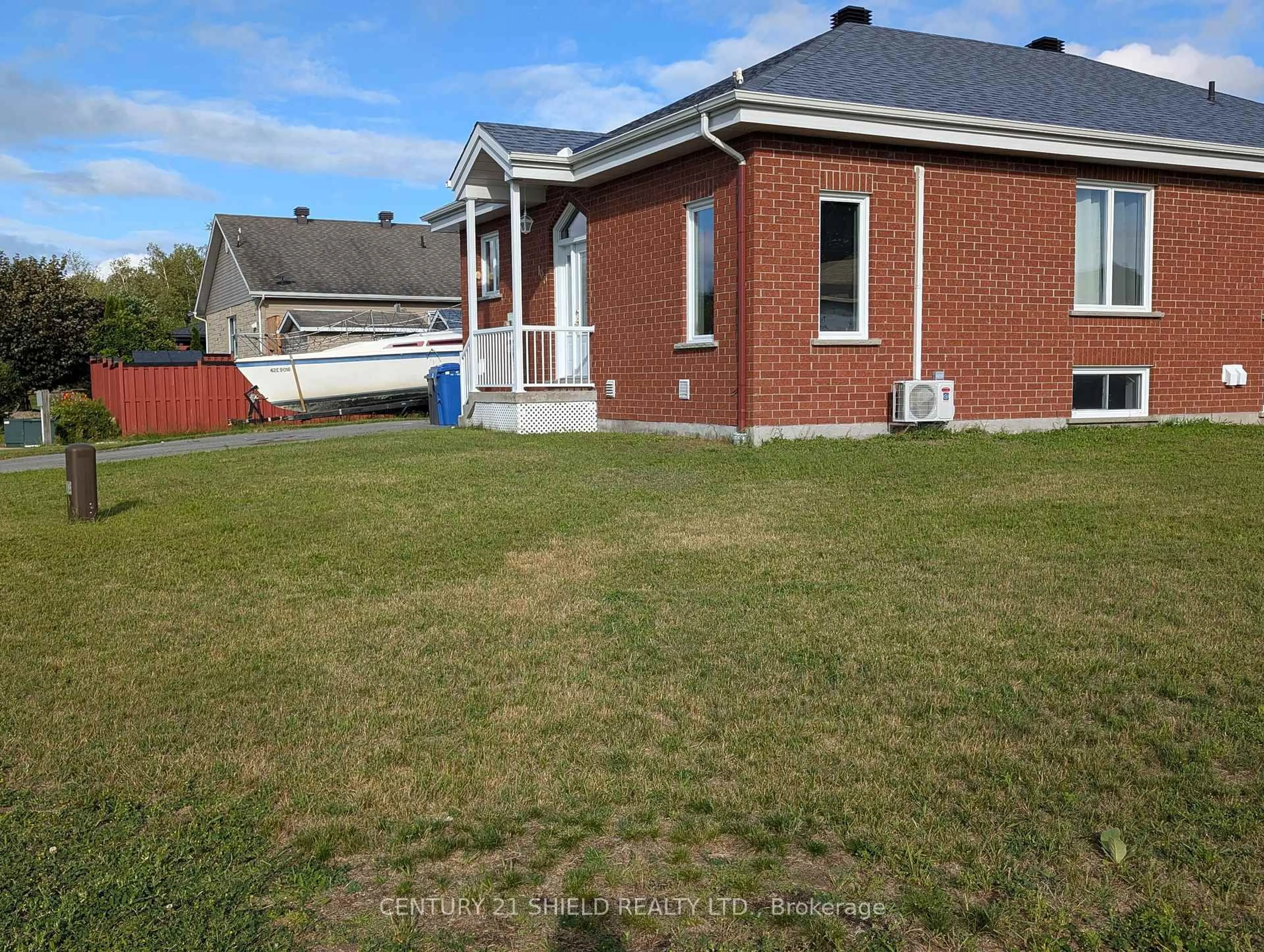 A pic from outside/outdoor area/front of a property/back of a property/a pic from drone, unknown for 100 Richard St, Alfred and Plantagenet Ontario K0B 1A0