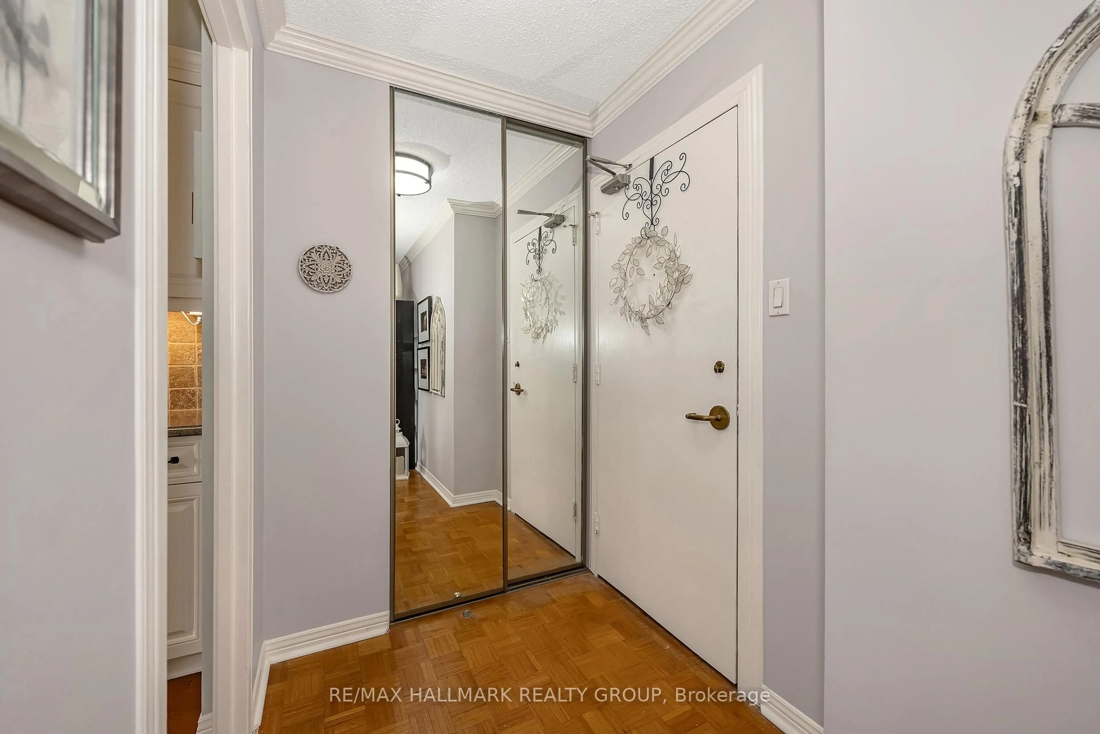 Indoor entryway for 2625 Regina St #1706, Ottawa Ontario K2B 5W8
