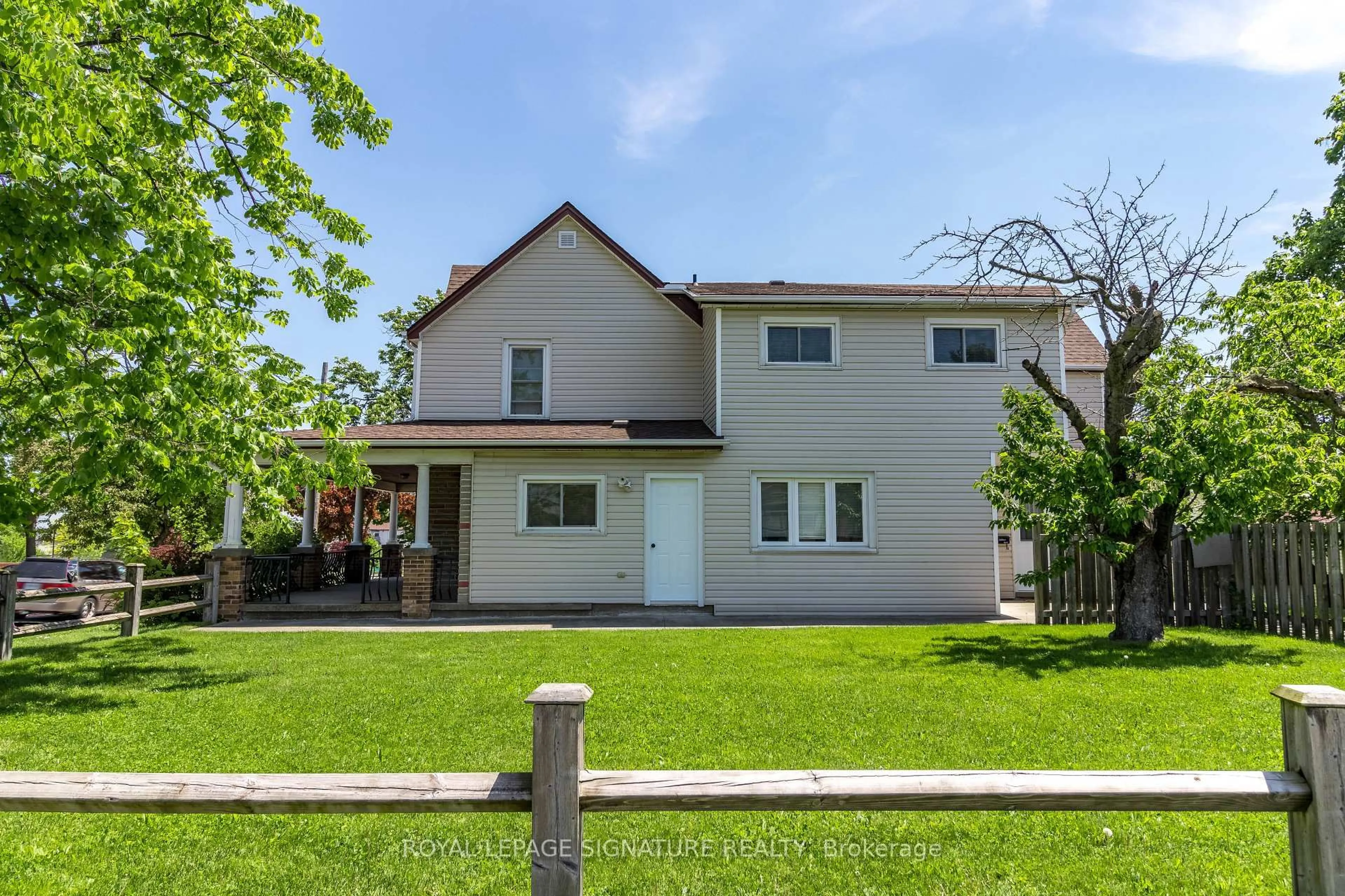 Home with vinyl exterior material, street for 23 Sullivan Ave, Thorold Ontario L2V 2Y3