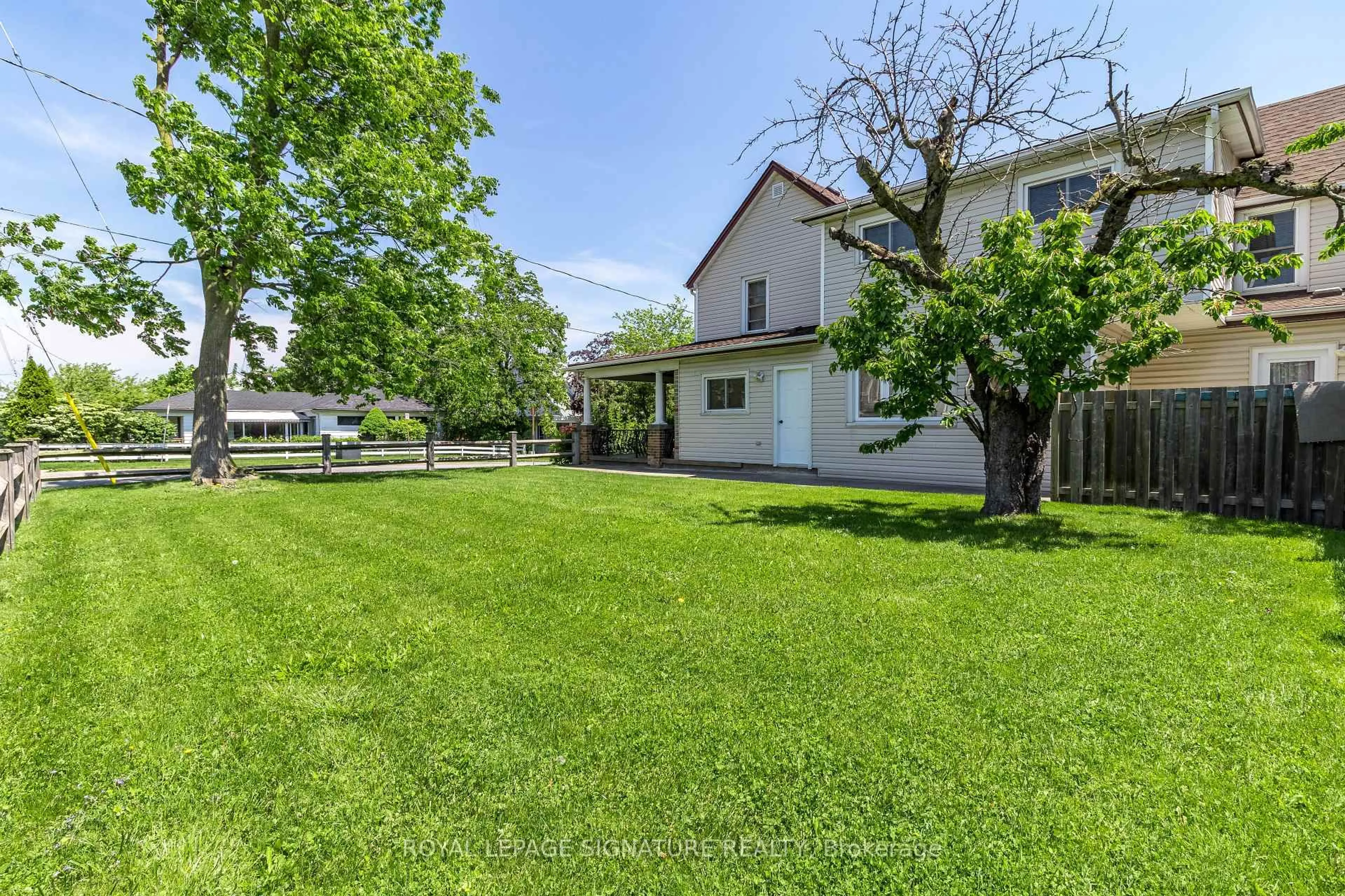 A pic from outside/outdoor area/front of a property/back of a property/a pic from drone, street for 23 Sullivan Ave, Thorold Ontario L2V 2Y3