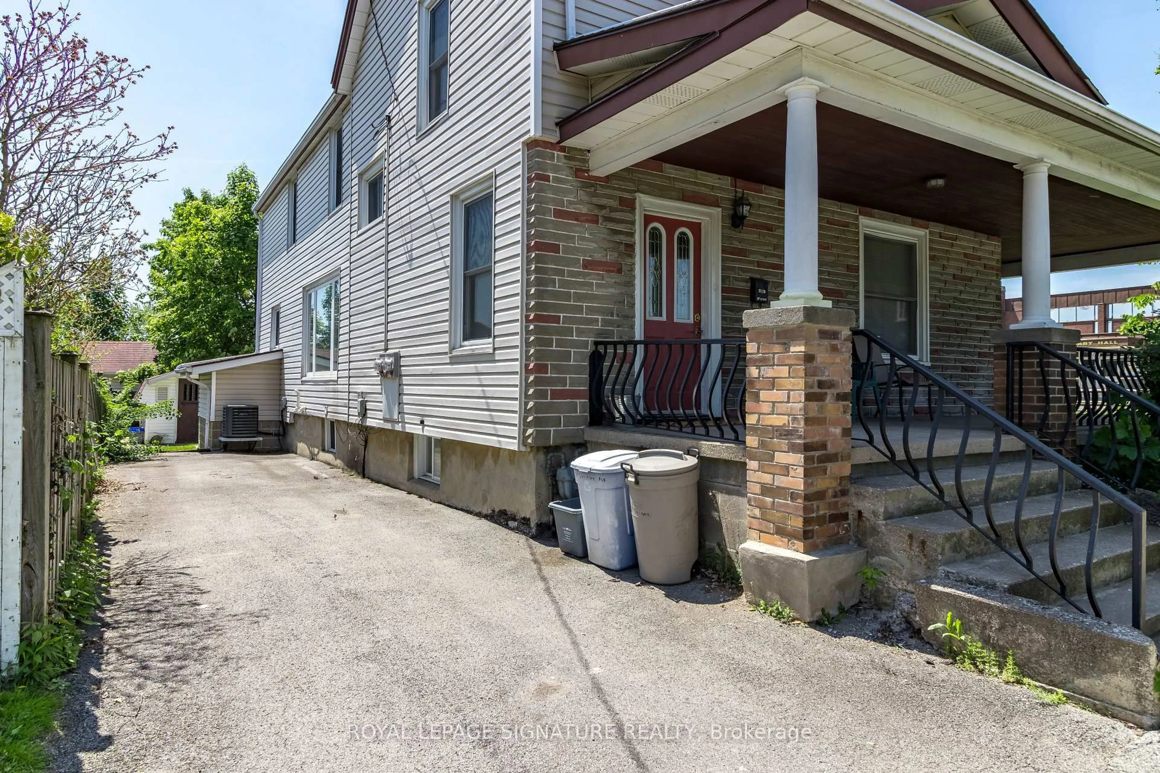 Patio, street for 23 Sullivan Ave, Thorold Ontario L2V 2Y3