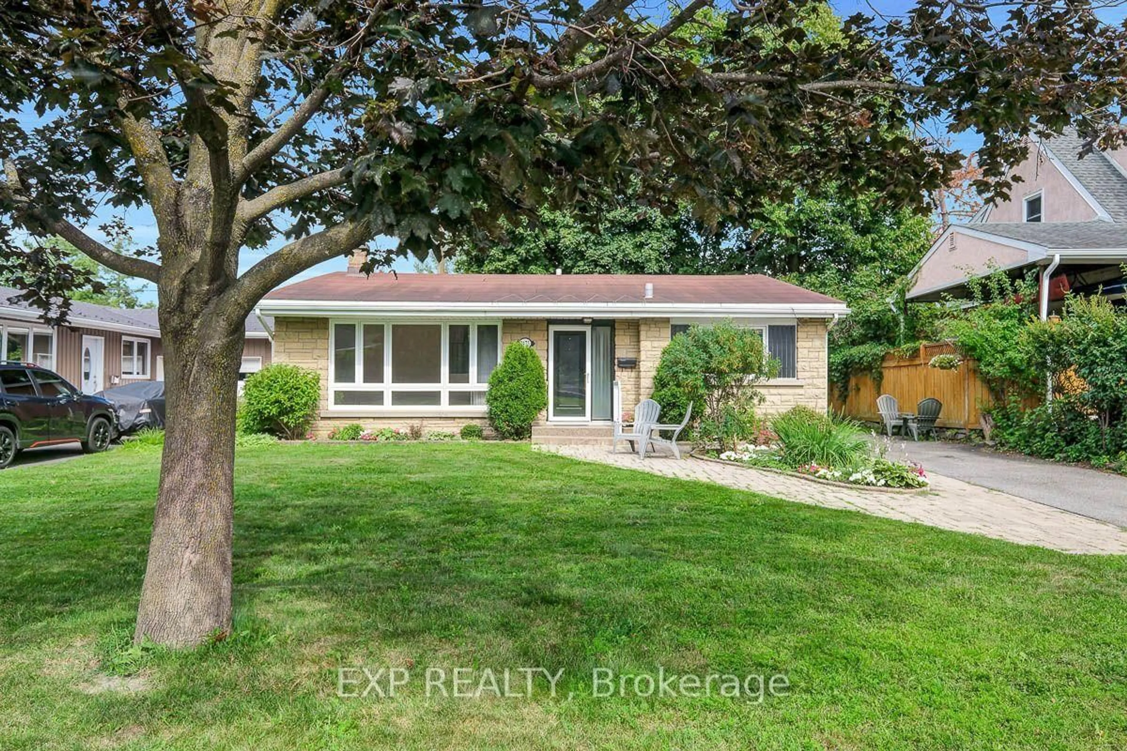 A pic from outside/outdoor area/front of a property/back of a property/a pic from drone, street for 1473 Chomley Cres, Ottawa Ontario K1G 0V9
