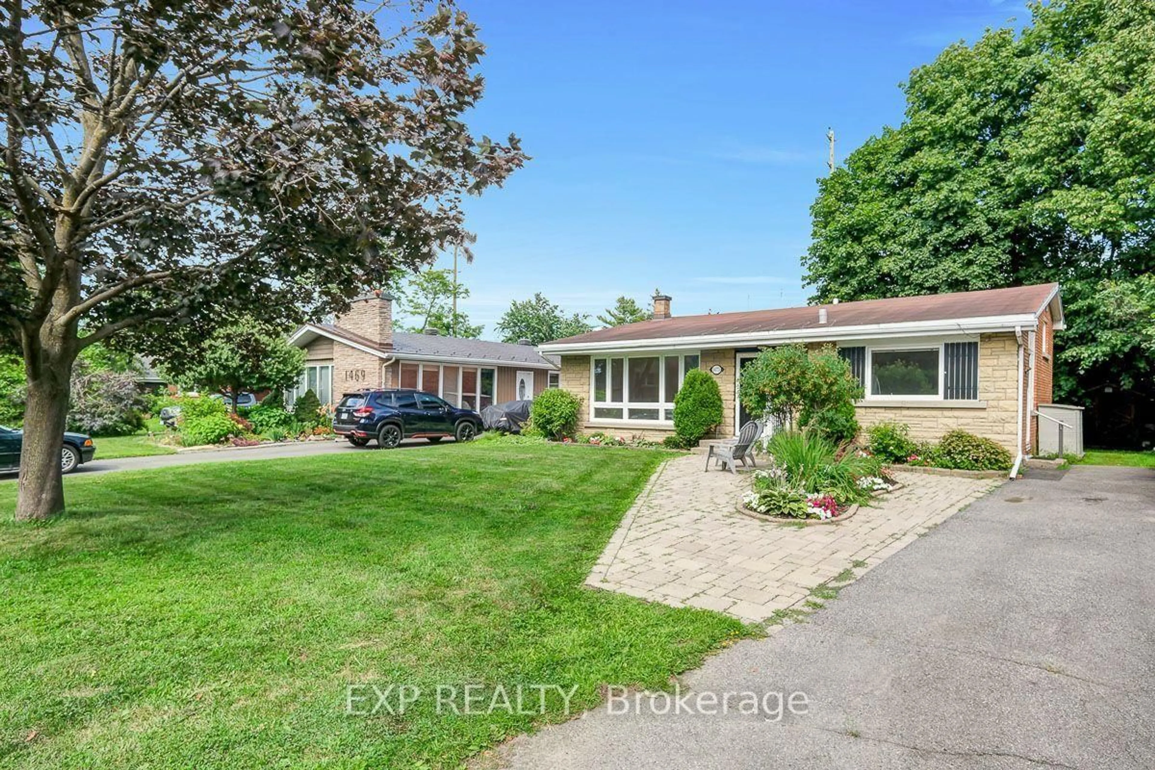 A pic from outside/outdoor area/front of a property/back of a property/a pic from drone, street for 1473 Chomley Cres, Ottawa Ontario K1G 0V9