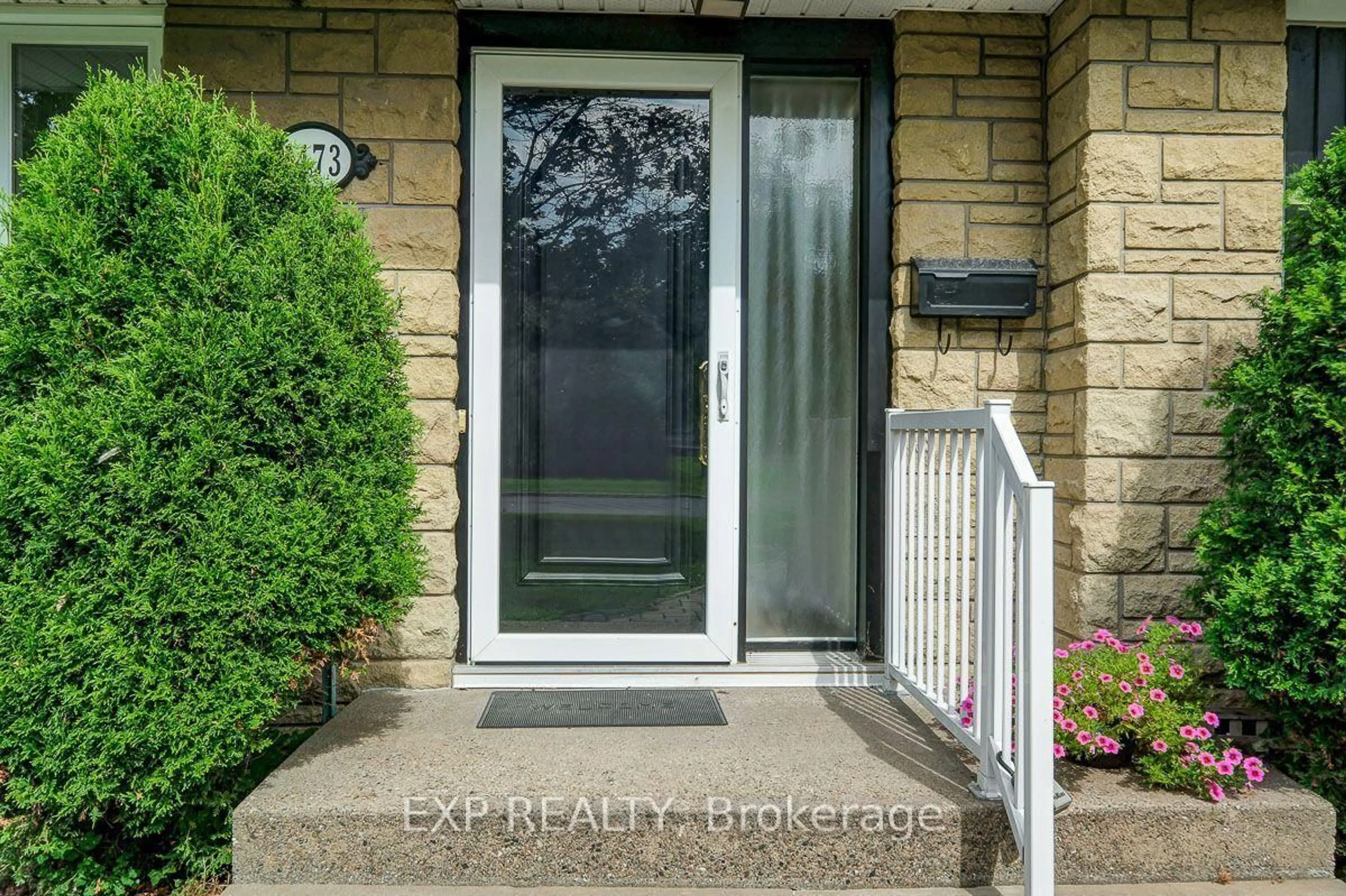 Indoor entryway for 1473 Chomley Cres, Ottawa Ontario K1G 0V9