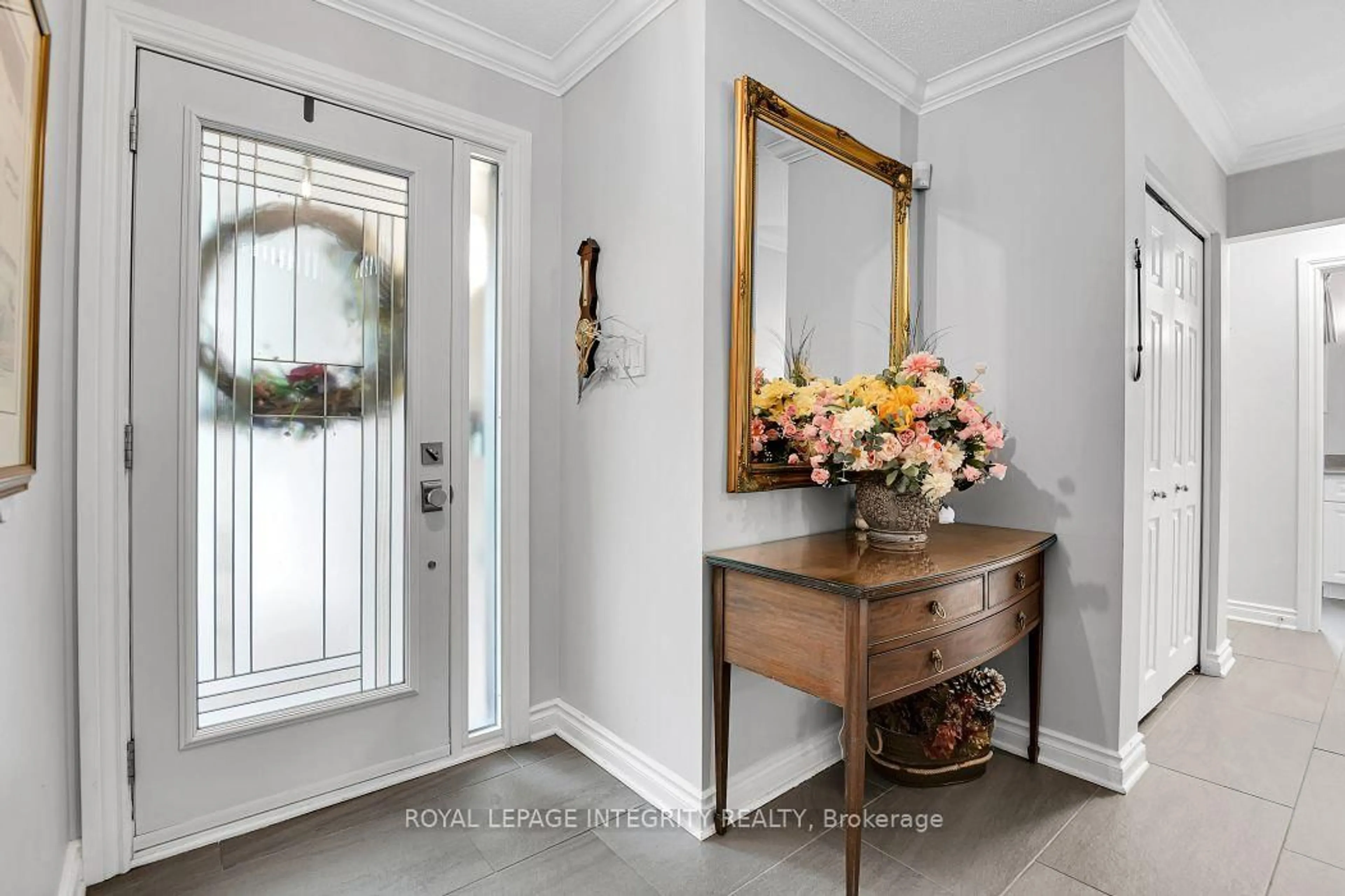 Indoor entryway for 46 Dartmoor Dr, Kanata Ontario K2M 1S6