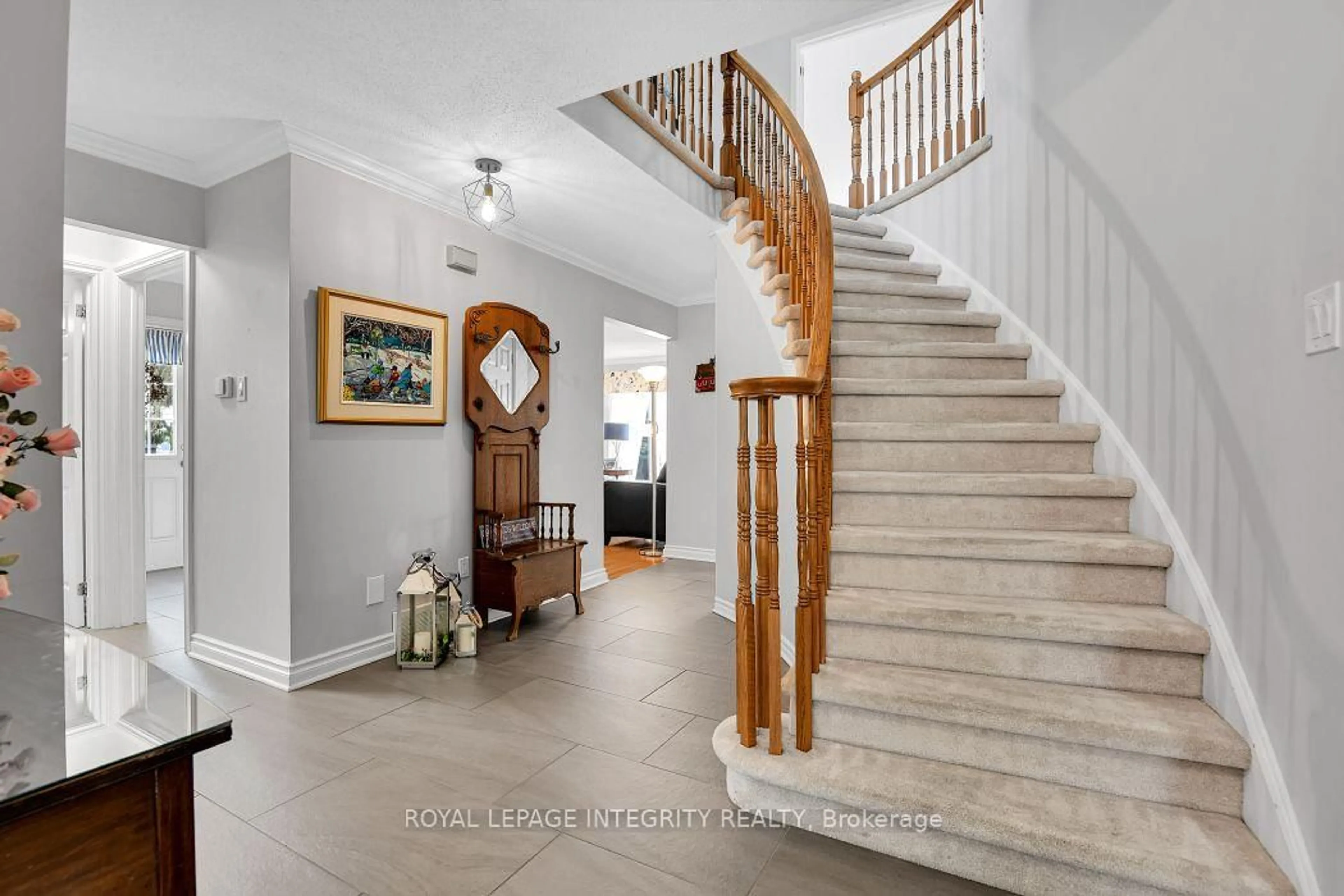 Indoor entryway for 46 Dartmoor Dr, Kanata Ontario K2M 1S6