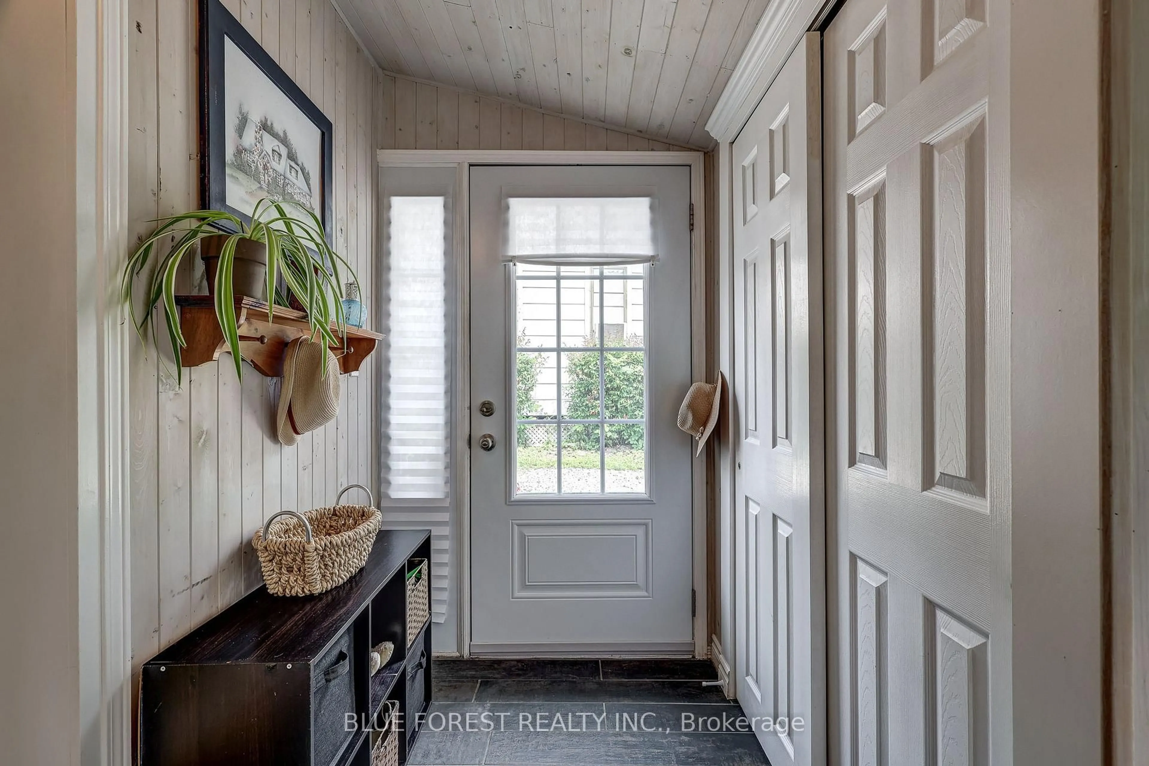 Indoor entryway for 192 MITCHELL St, Central Elgin Ontario N5L 1H1