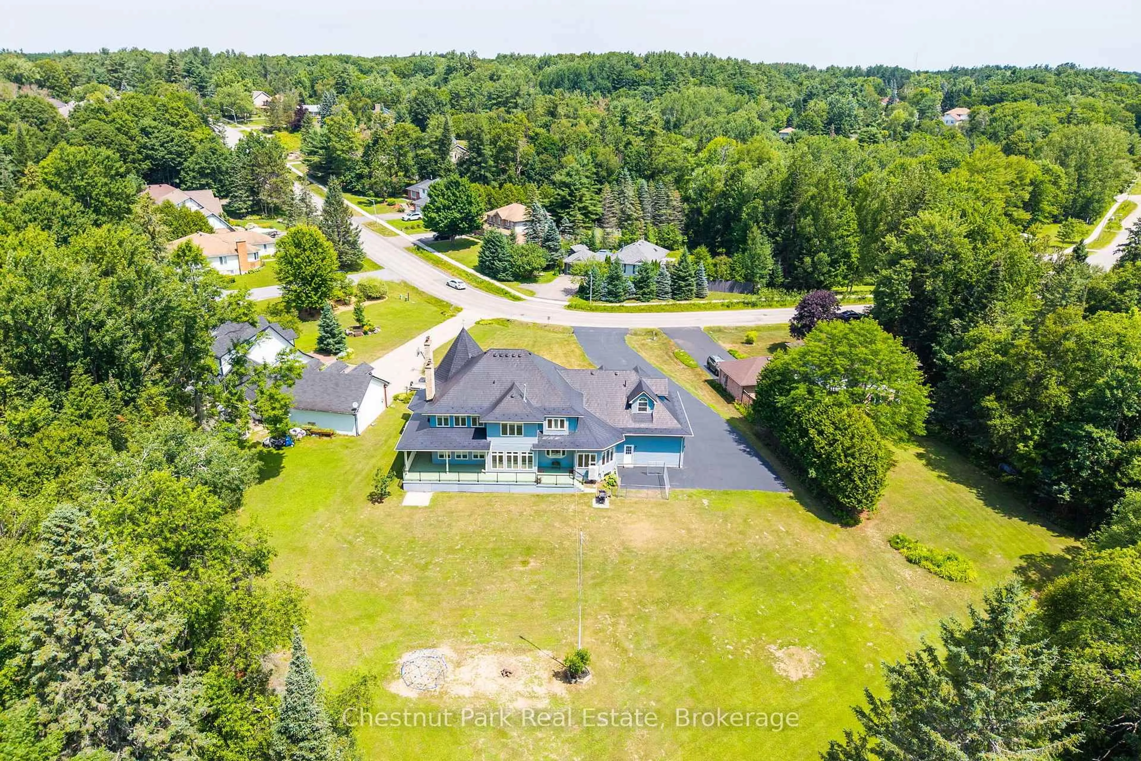 A pic from outside/outdoor area/front of a property/back of a property/a pic from drone, unknown for 75 Glendale Rd, Bracebridge Ontario P1L 1B2