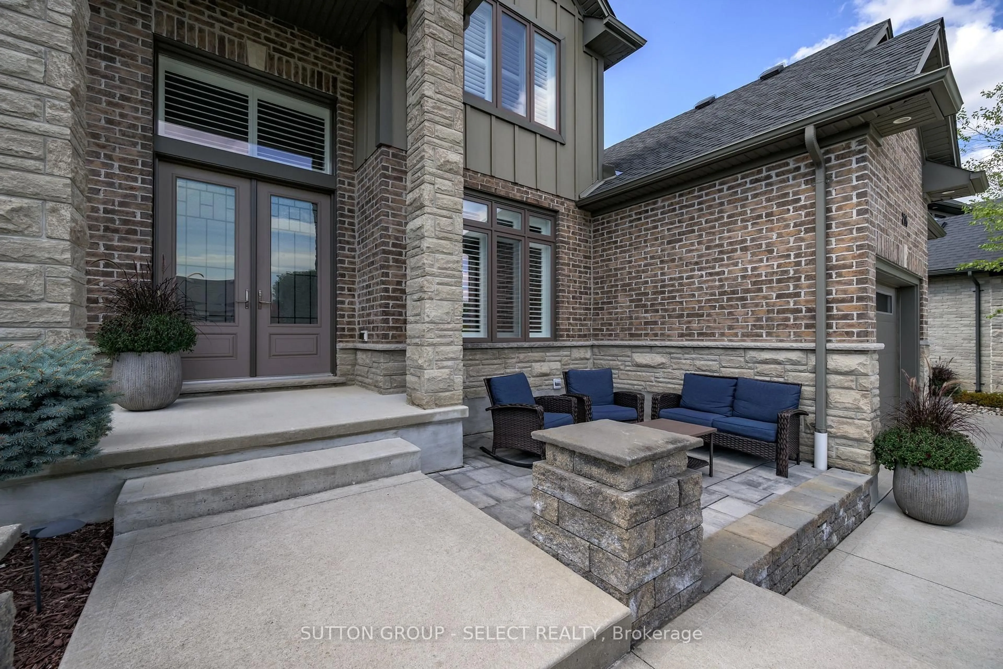 Patio, street for 216 Martin Dr, Middlesex Centre Ontario N0M 2A0