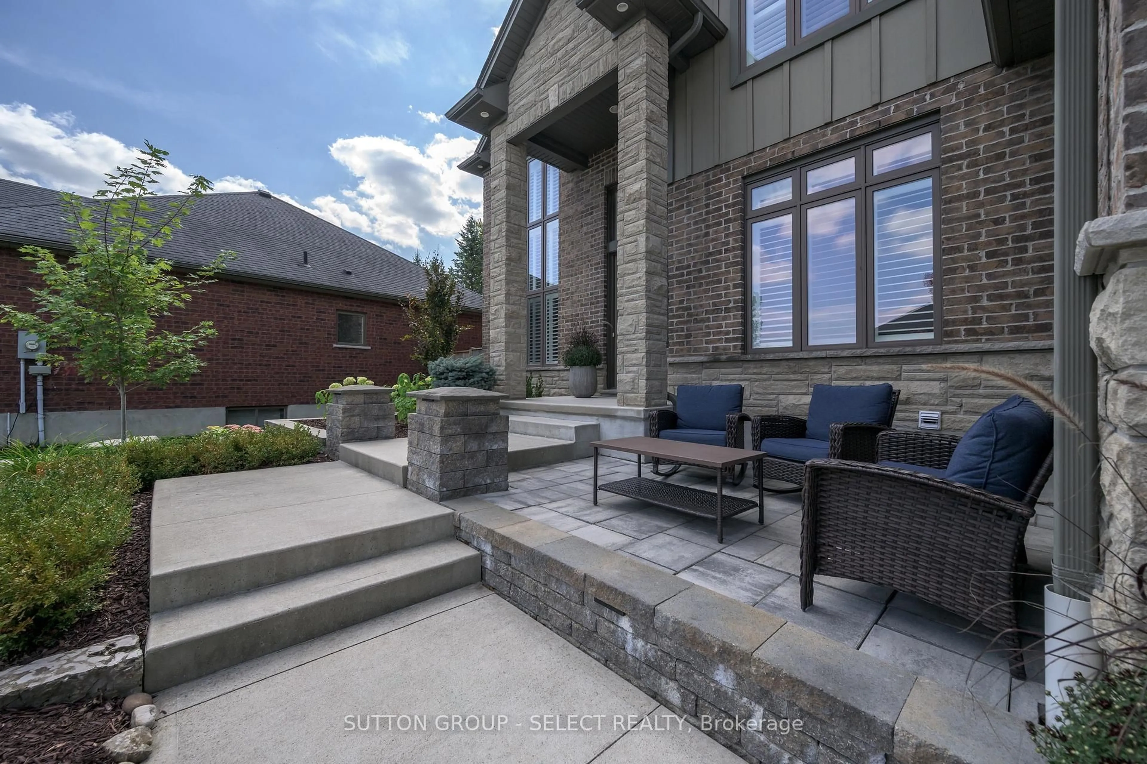 Patio, street for 216 Martin Dr, Middlesex Centre Ontario N0M 2A0