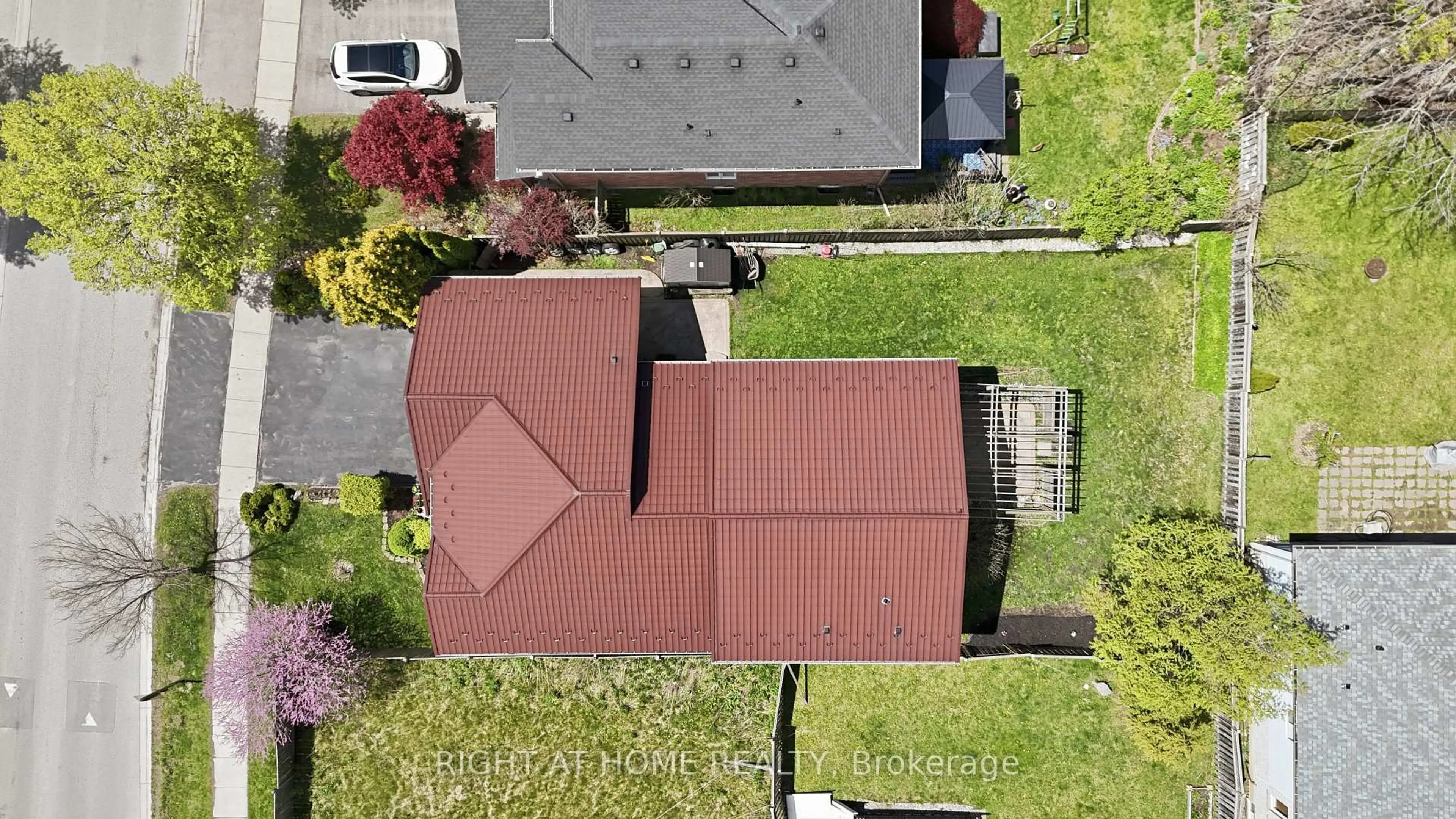 A pic from outside/outdoor area/front of a property/back of a property/a pic from drone, street for 210 Hawthorne Rd, London North Ontario N6G 5A2