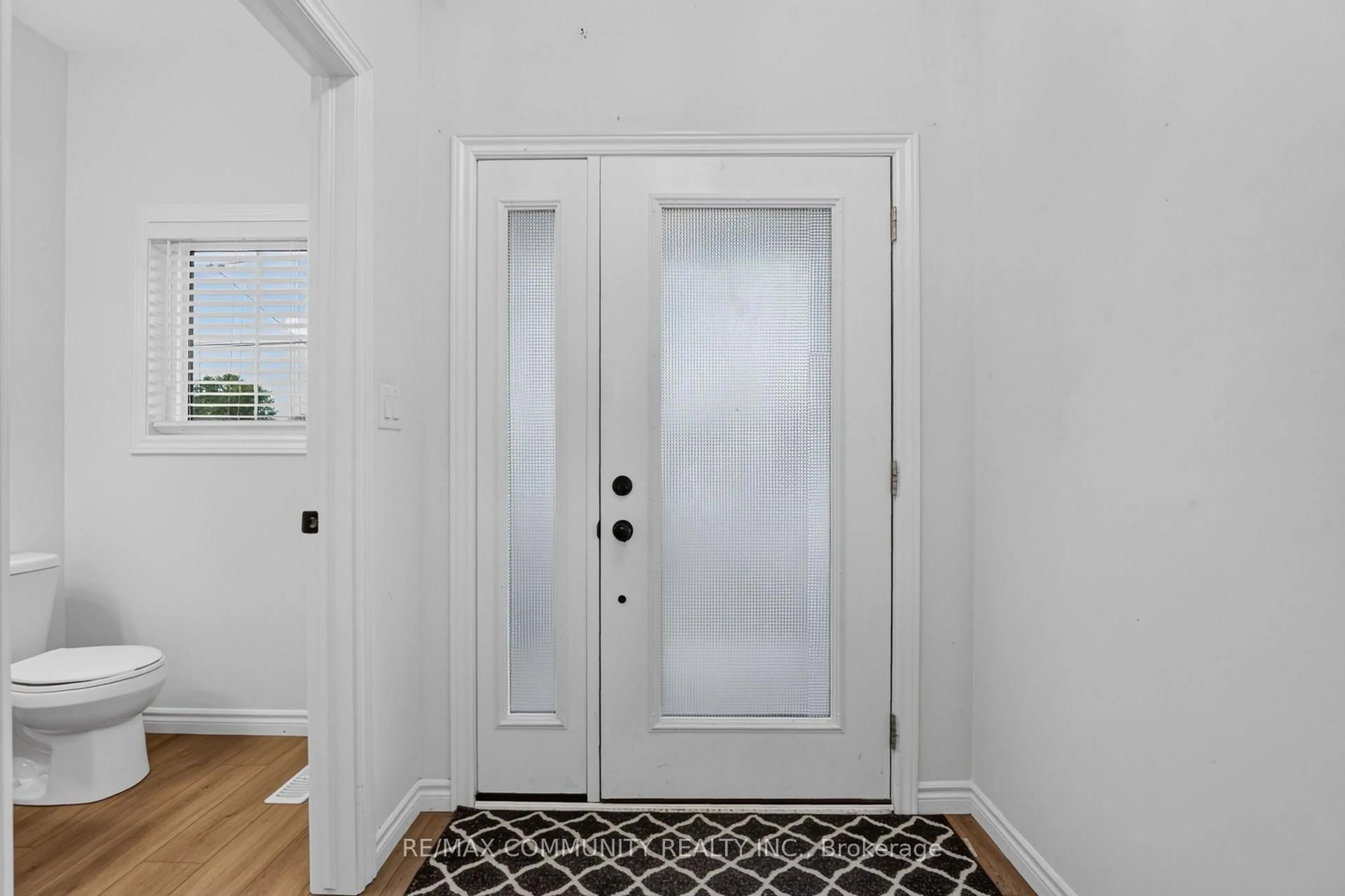 Indoor entryway for 14 King St, Fort Erie Ontario L2A 0C6